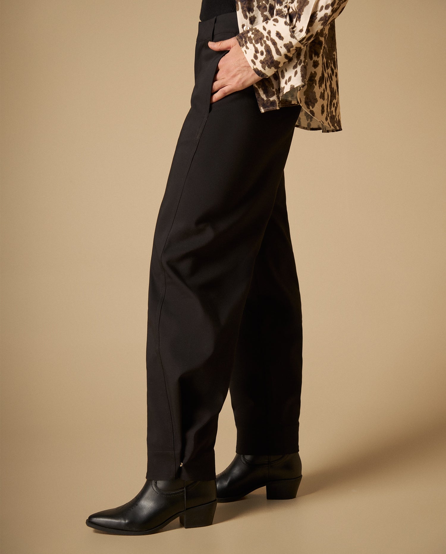Pantalón cargo con bolsillos laterales y ruedo doblado - Negro