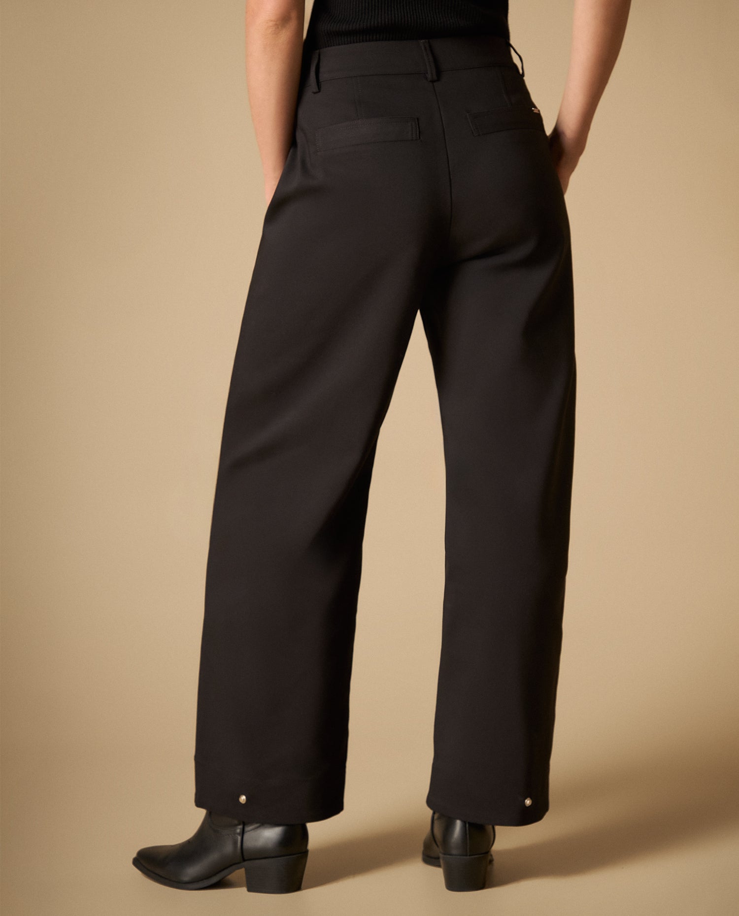 Pantalón cargo con bolsillos laterales y ruedo doblado - Negro