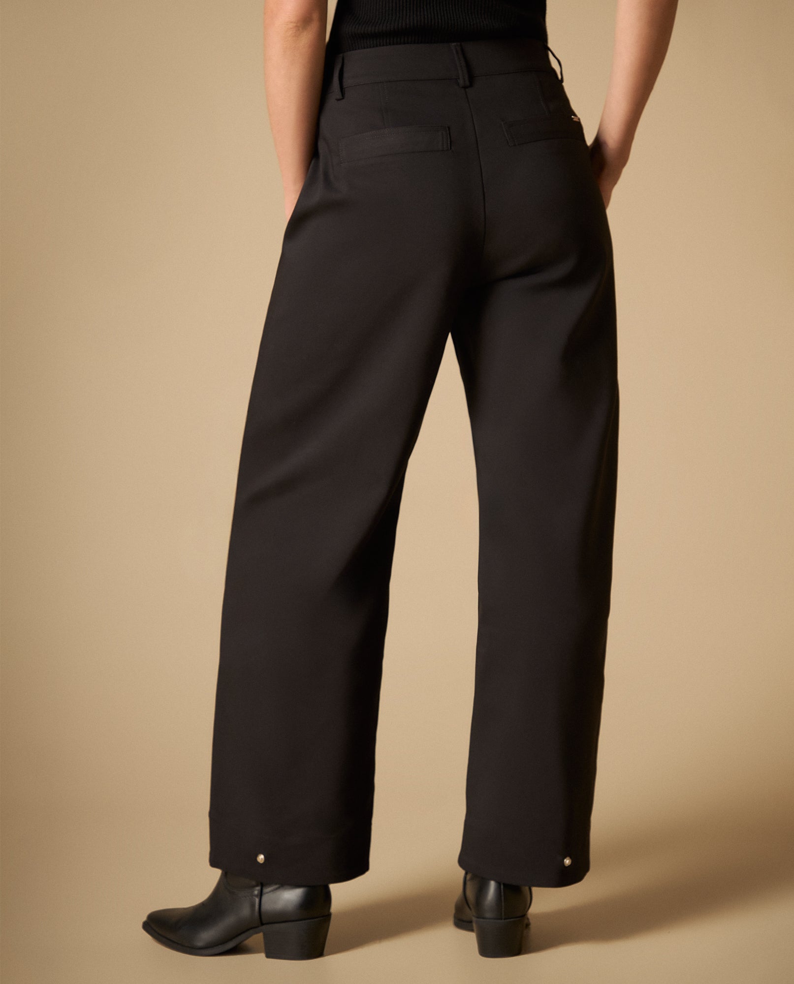 Pantalón cargo con bolsillos laterales y ruedo doblado - Negro 34_431H004_NEG190303_5
