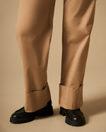 Pantalón straight con ruedo doblado - Café