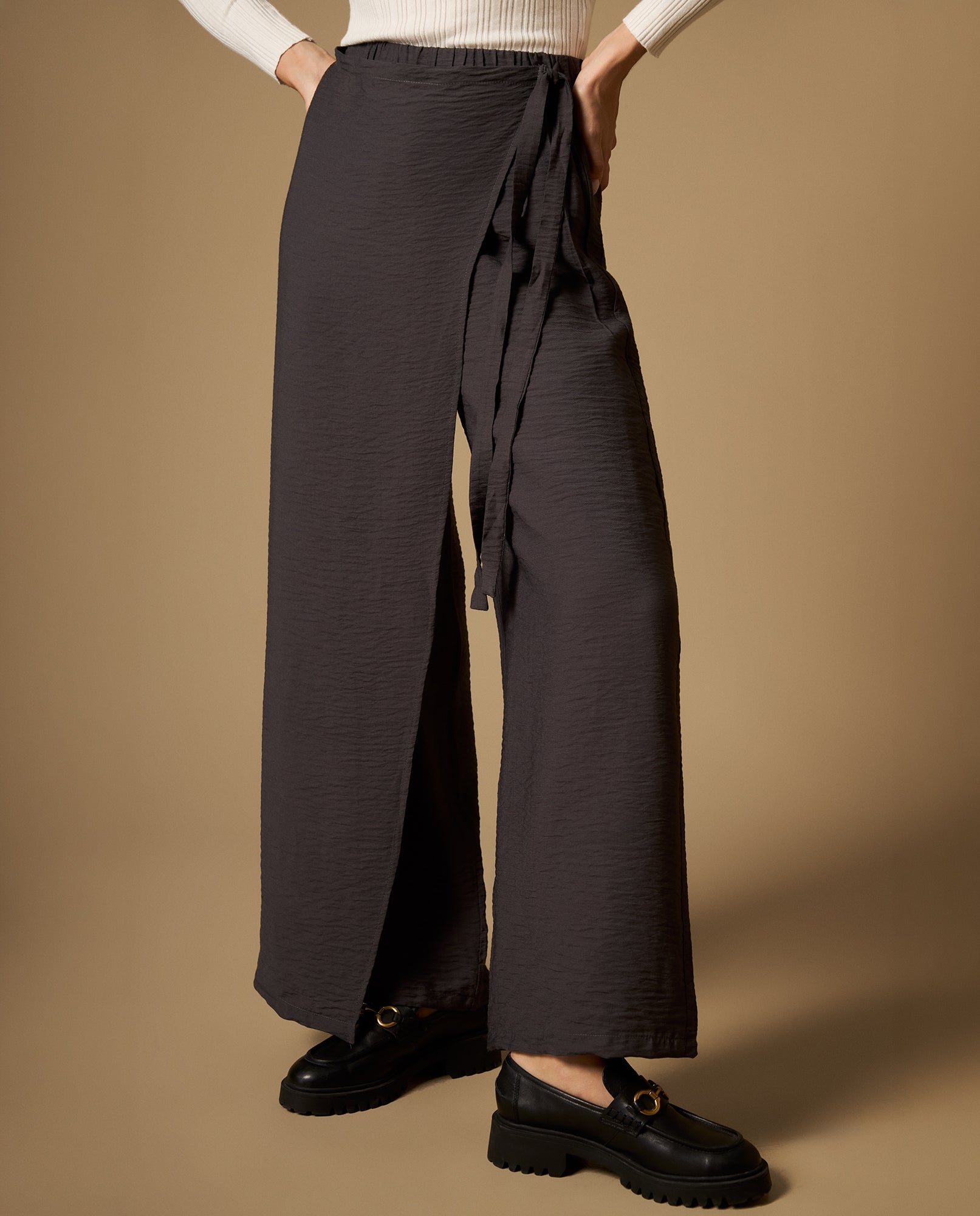 Pantalón tipo pareo con amarre lateral silueta recta - Gris 34_432H005_GRI194406_0