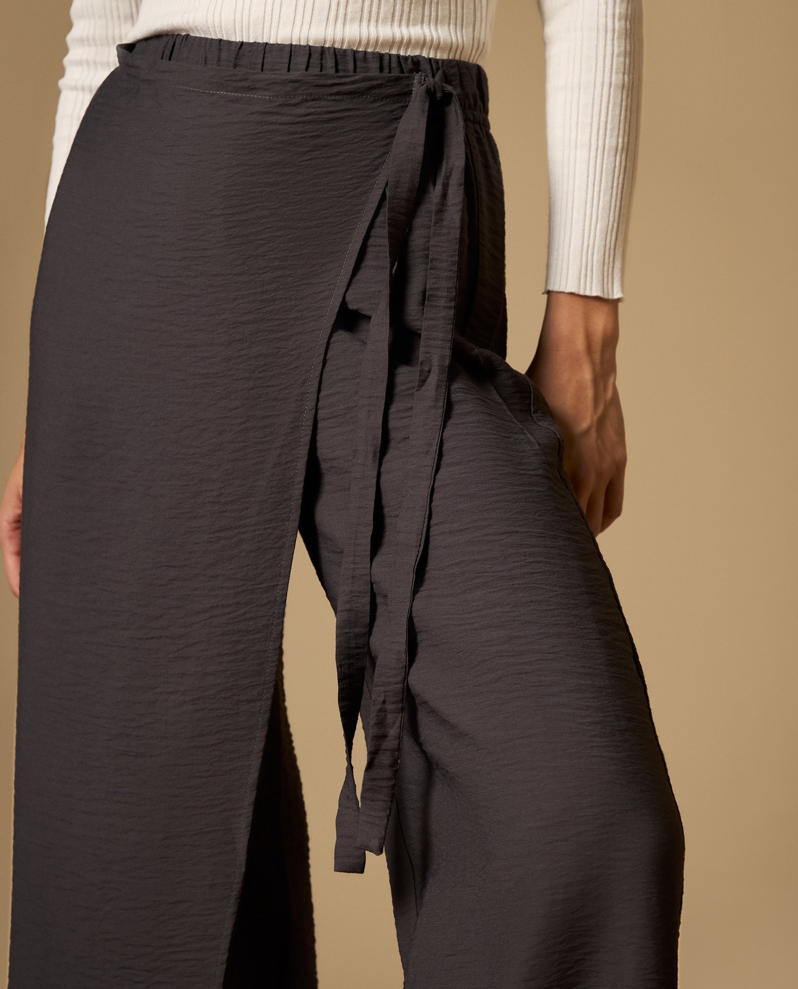 Pantalón tipo pareo con amarre lateral silueta recta - Gris 34_432H005_GRI194406_3