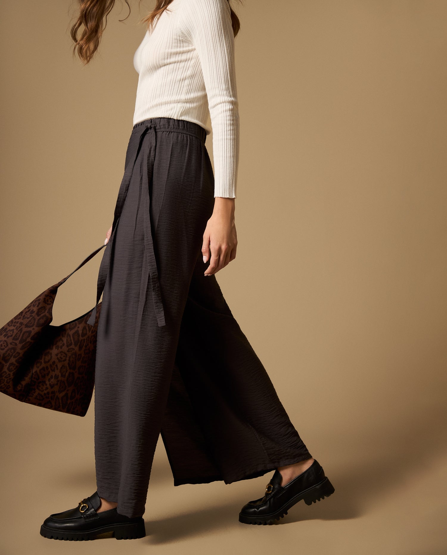 Pantalón tipo pareo con amarre lateral silueta recta - Gris
