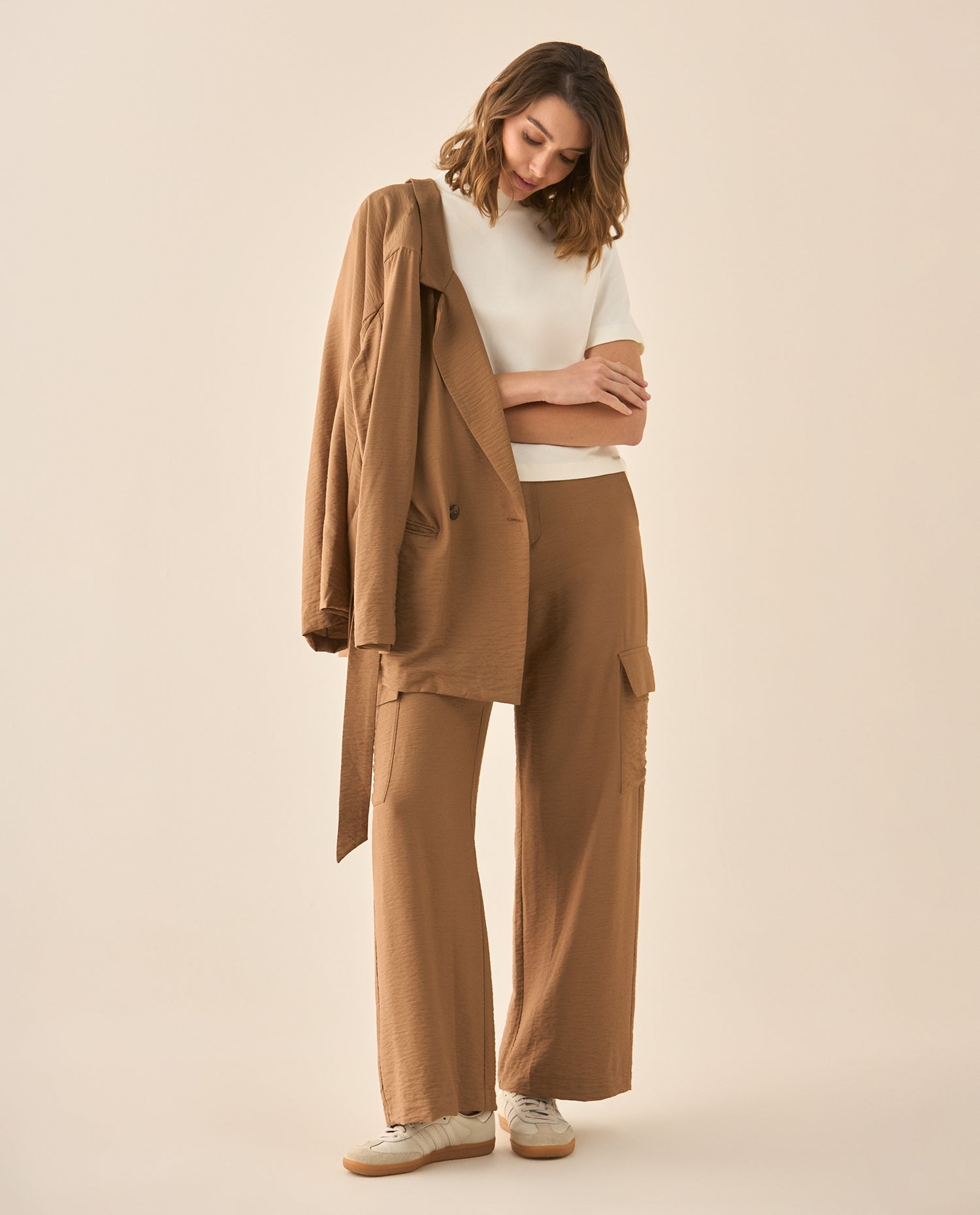 Pantalón recto con bolsillos cargo para mujer  - Café