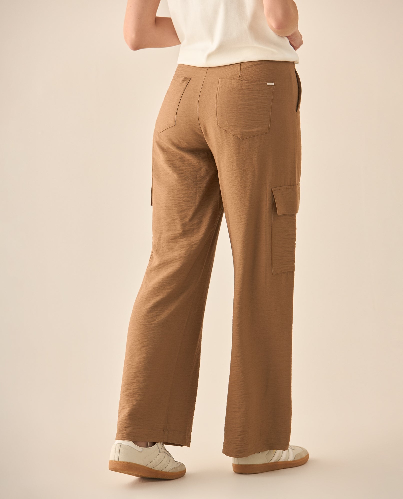 Pantalón recto con bolsillos cargo para mujer  - Café 34_433G001_CAF181015_5