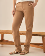 Pantalón clásico con bolsillos en diagonales para mujer  - Beige