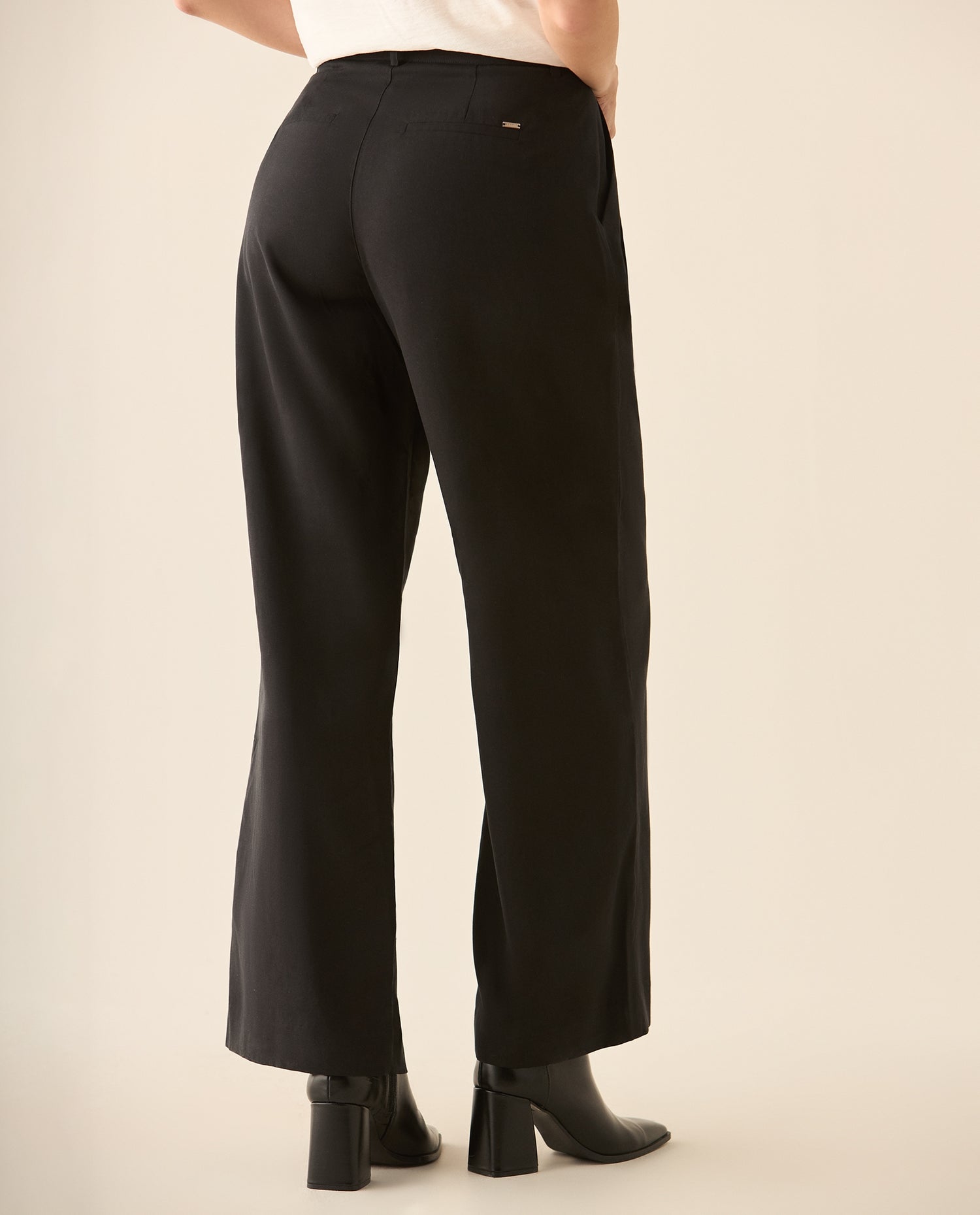 Pantalón bota recta con bolsillos de ribete en posterior para mujer - Negro