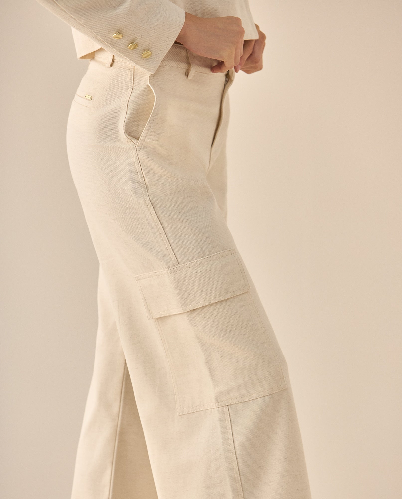 Pantalón tipo cargo para mujer - Crudo 34_433G021_CRU110105_5