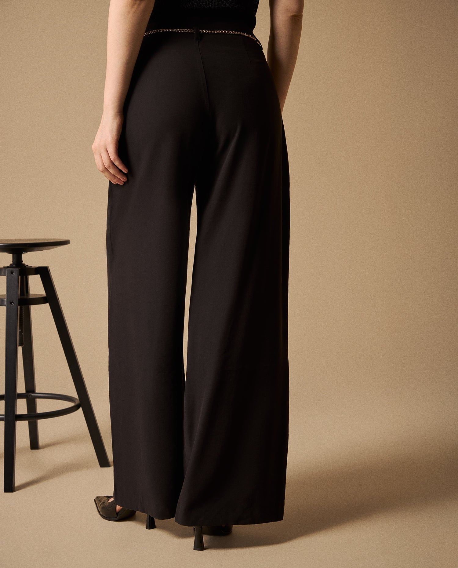 Pantalón Wide Leg con Cadena Dorada - Negro