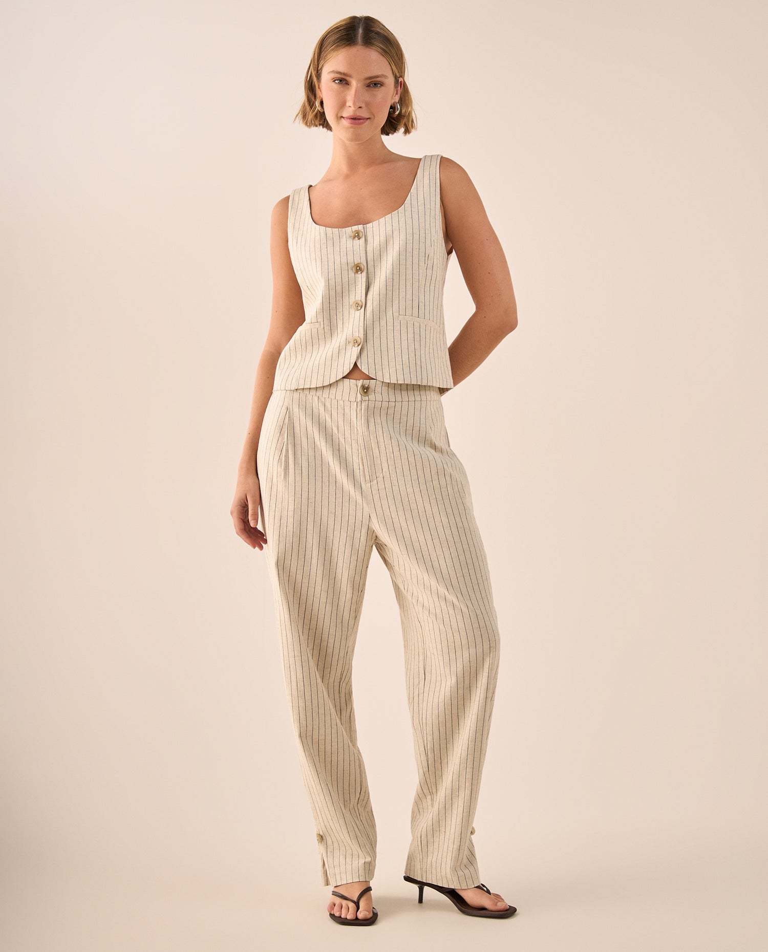 Pantalón Recto Rayas Beige con Detalle Dorado - Beige