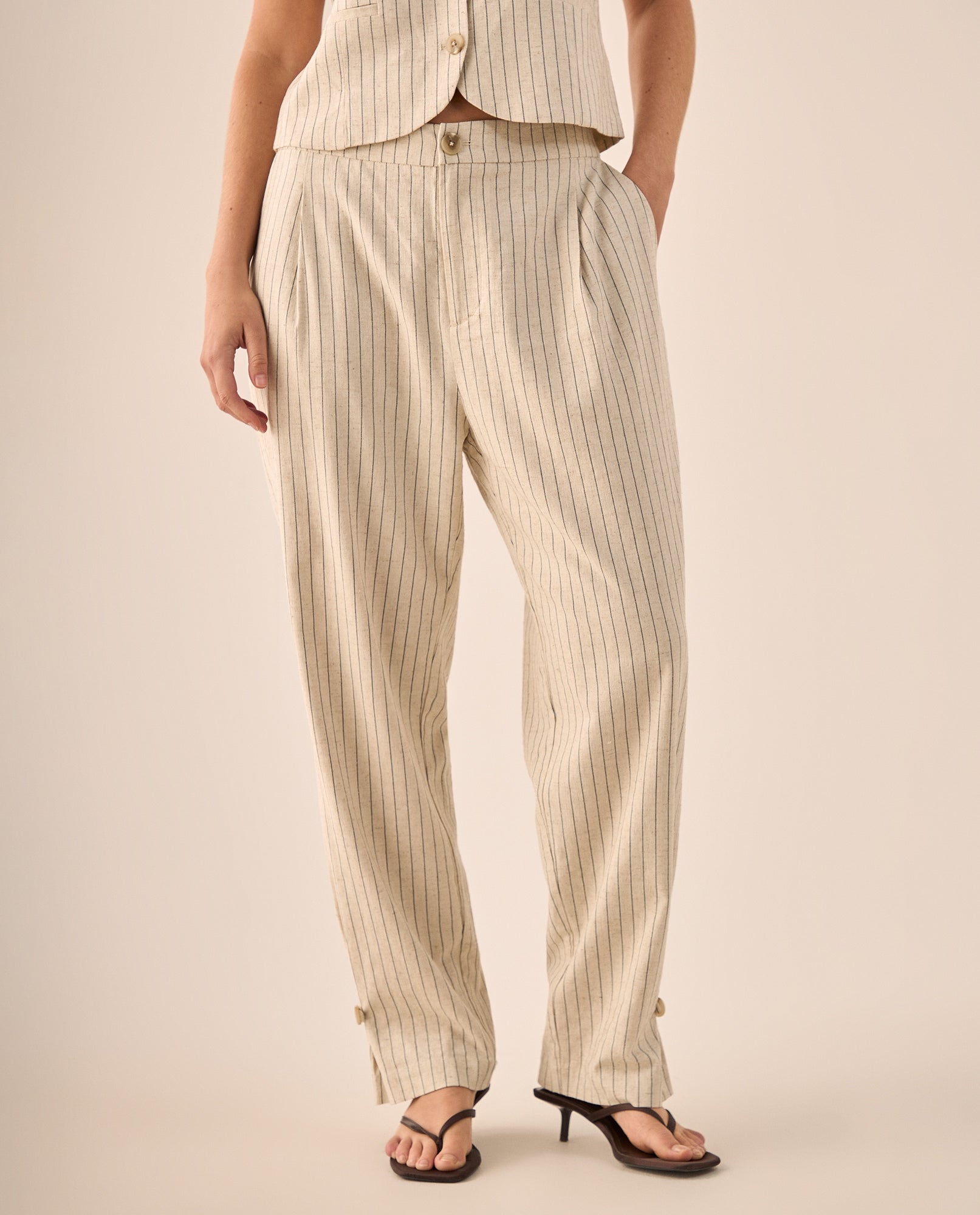 Pantalón Recto Rayas Beige con Detalle Dorado - Beige 34_439G210_BEI151304_3