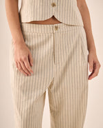 Pantalón Recto Rayas Beige con Detalle Dorado - Beige