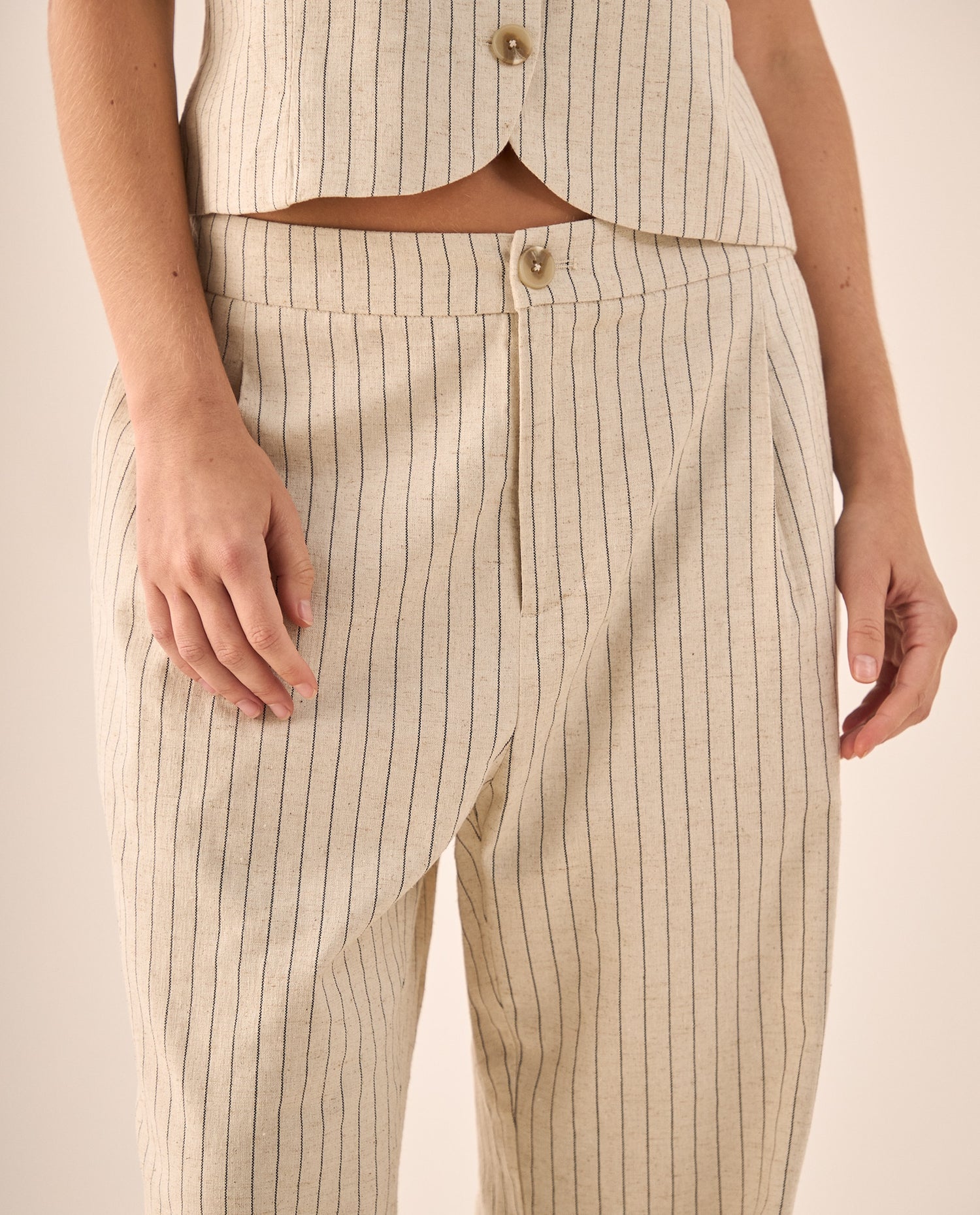 Pantalón Recto Rayas Beige con Detalle Dorado - Beige
