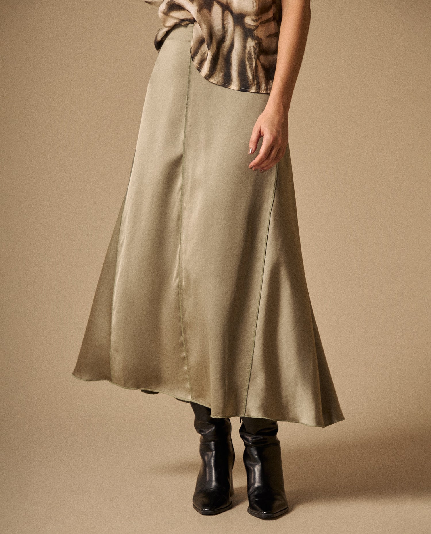 Falda Larga Gris con Acabado Satinado - Gris