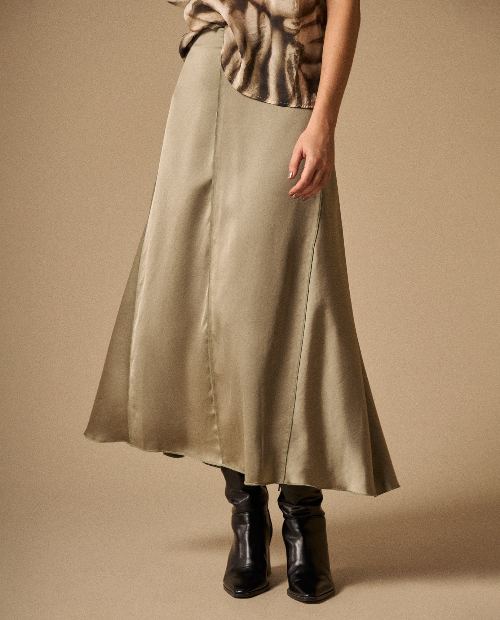 Falda Larga Gris con Acabado Satinado - Gris 34_449G001_GRI170205_3