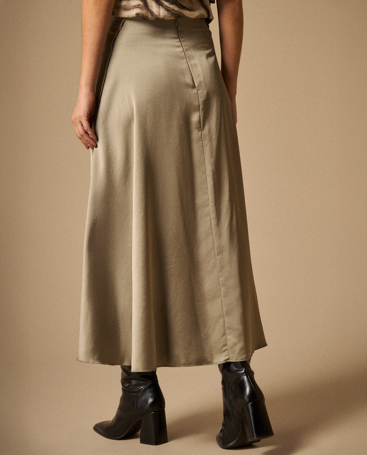 Falda Larga Gris con Acabado Satinado - Gris