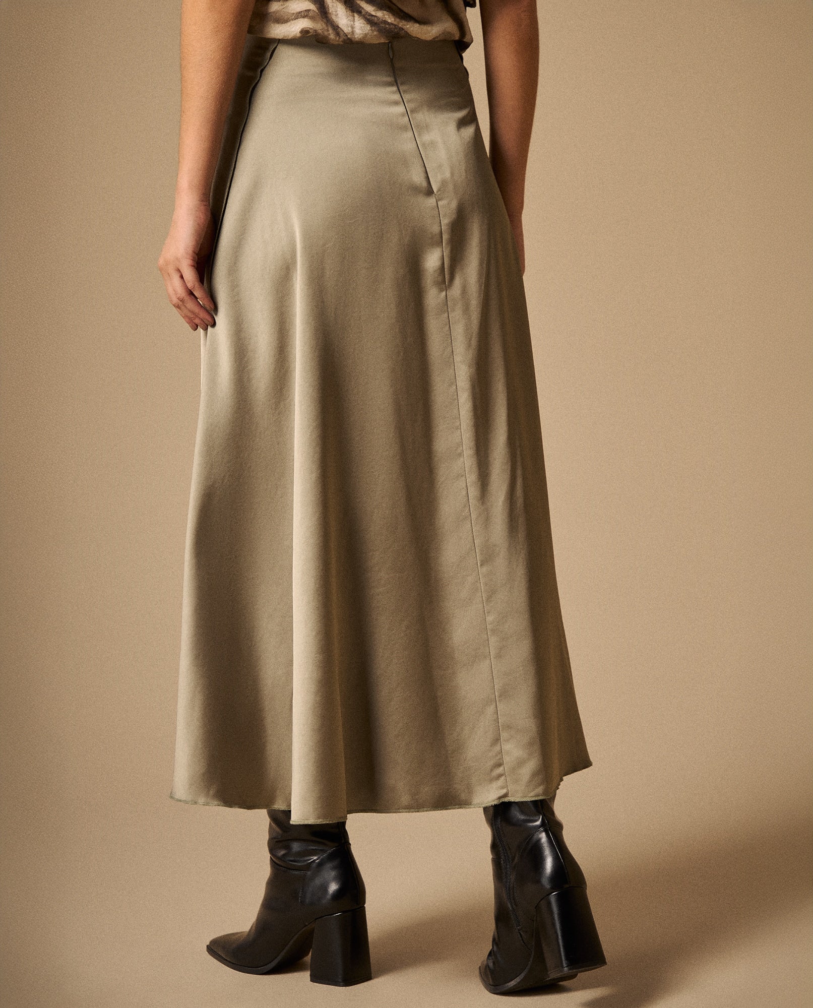 Falda Larga Gris con Acabado Satinado - Gris 34_449G001_GRI170205_5