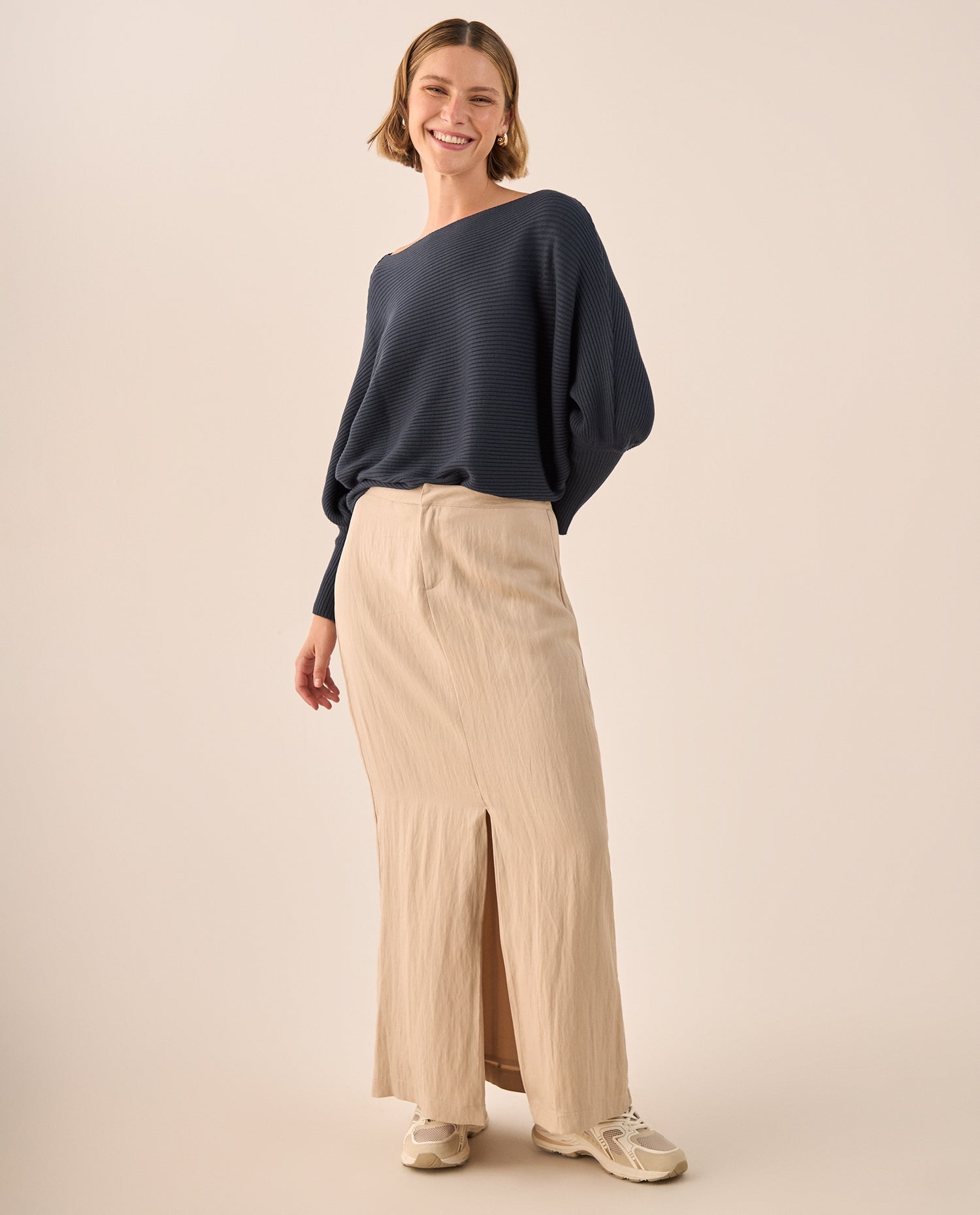 Falda Larga Beige con Abertura Frontal - Beige