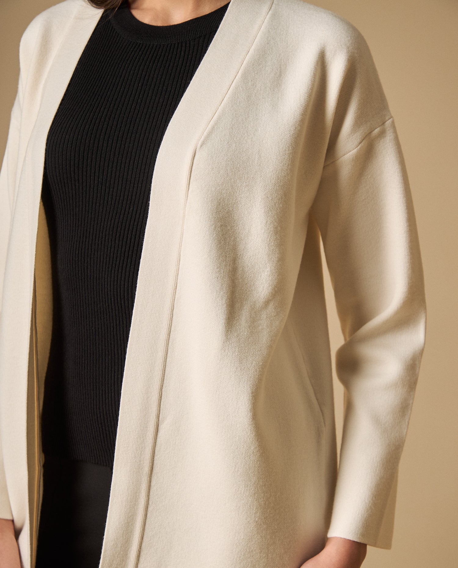 Cardigan tejido hombro caído frente abierto - Beige