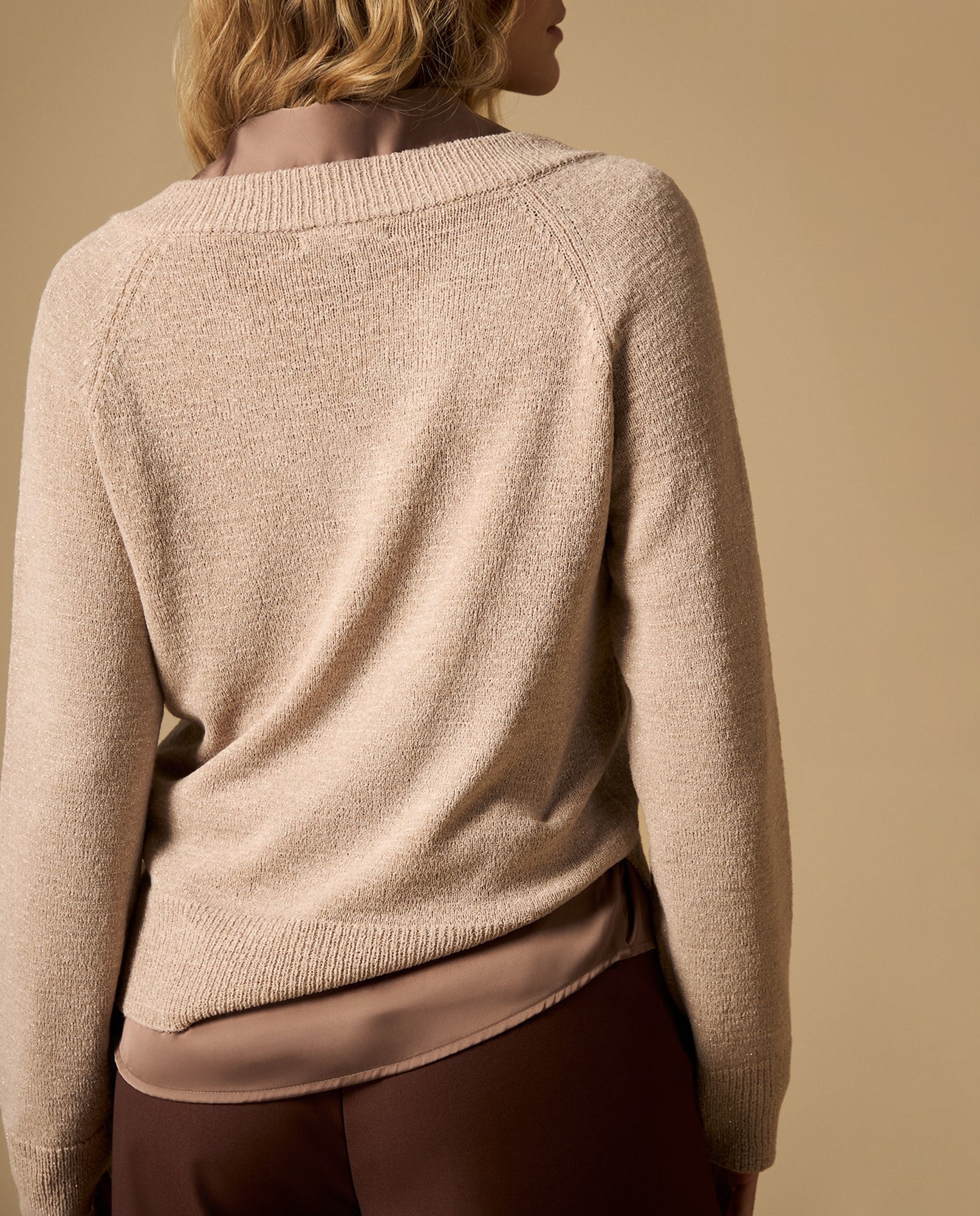 Suéter tejido cardigan con escote V y brillo sutil - Beige 34_462H211_BEI151304_5