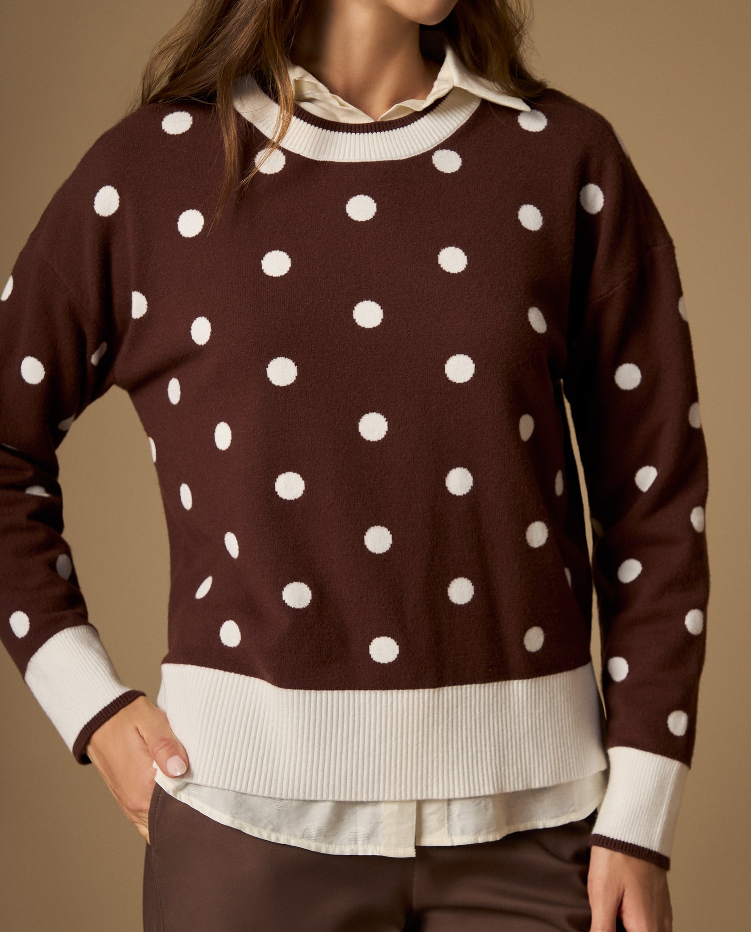Suéter tejido cardigan con hombro caído y diseño de puntos - Café