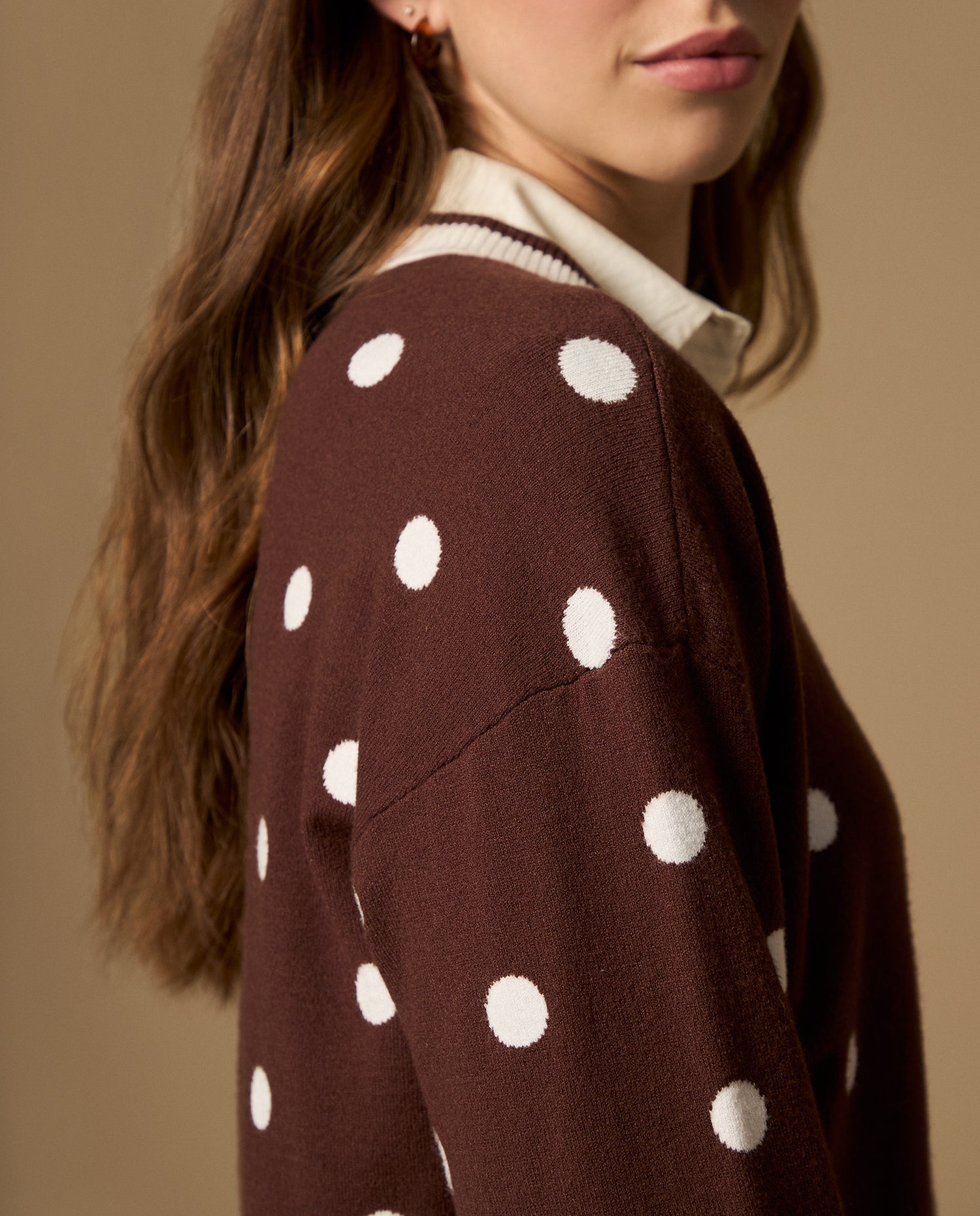 Suéter tejido cardigan con hombro caído y diseño de puntos - Café