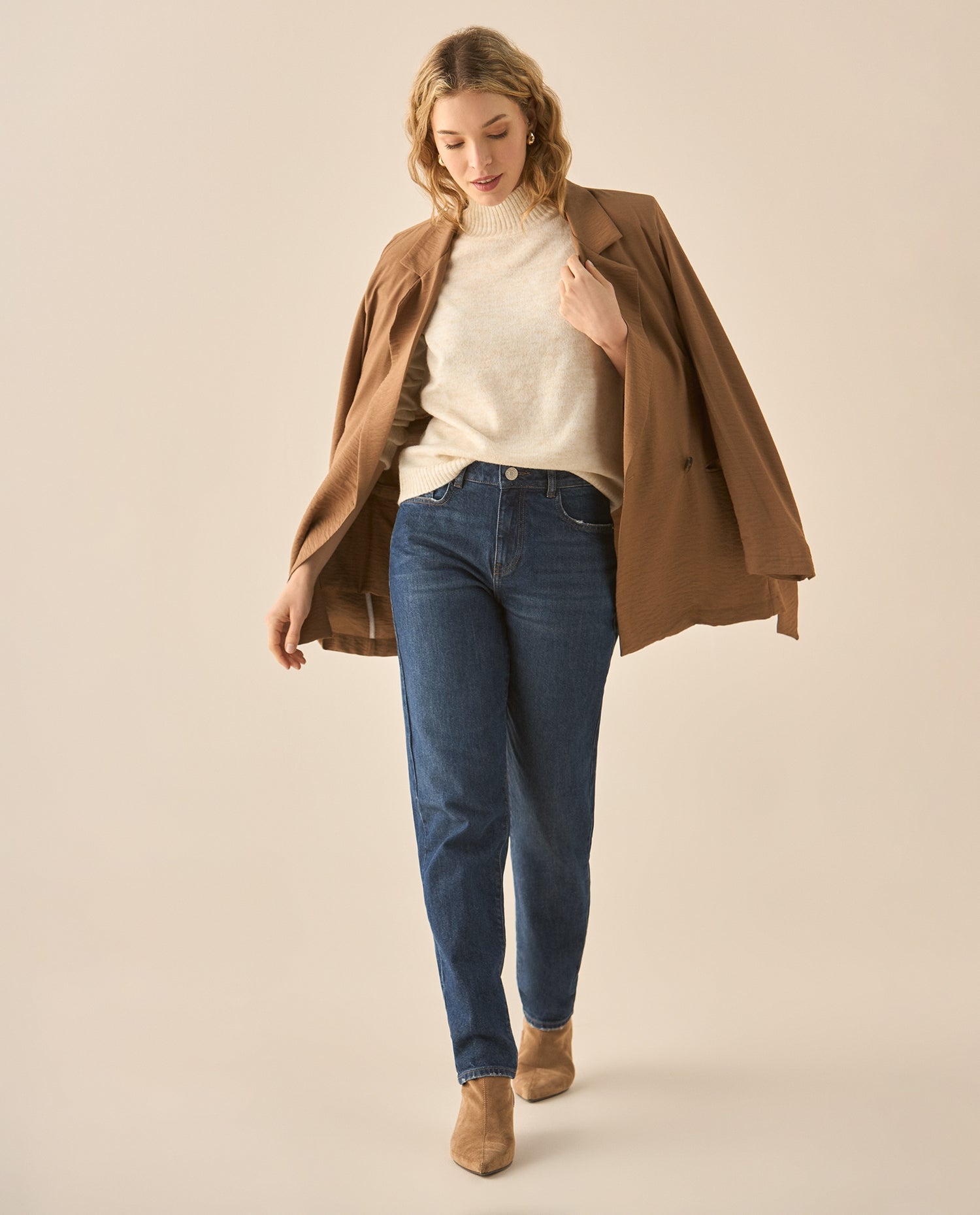 Buzo de cuello alto y textura suave para mujer  - Beige