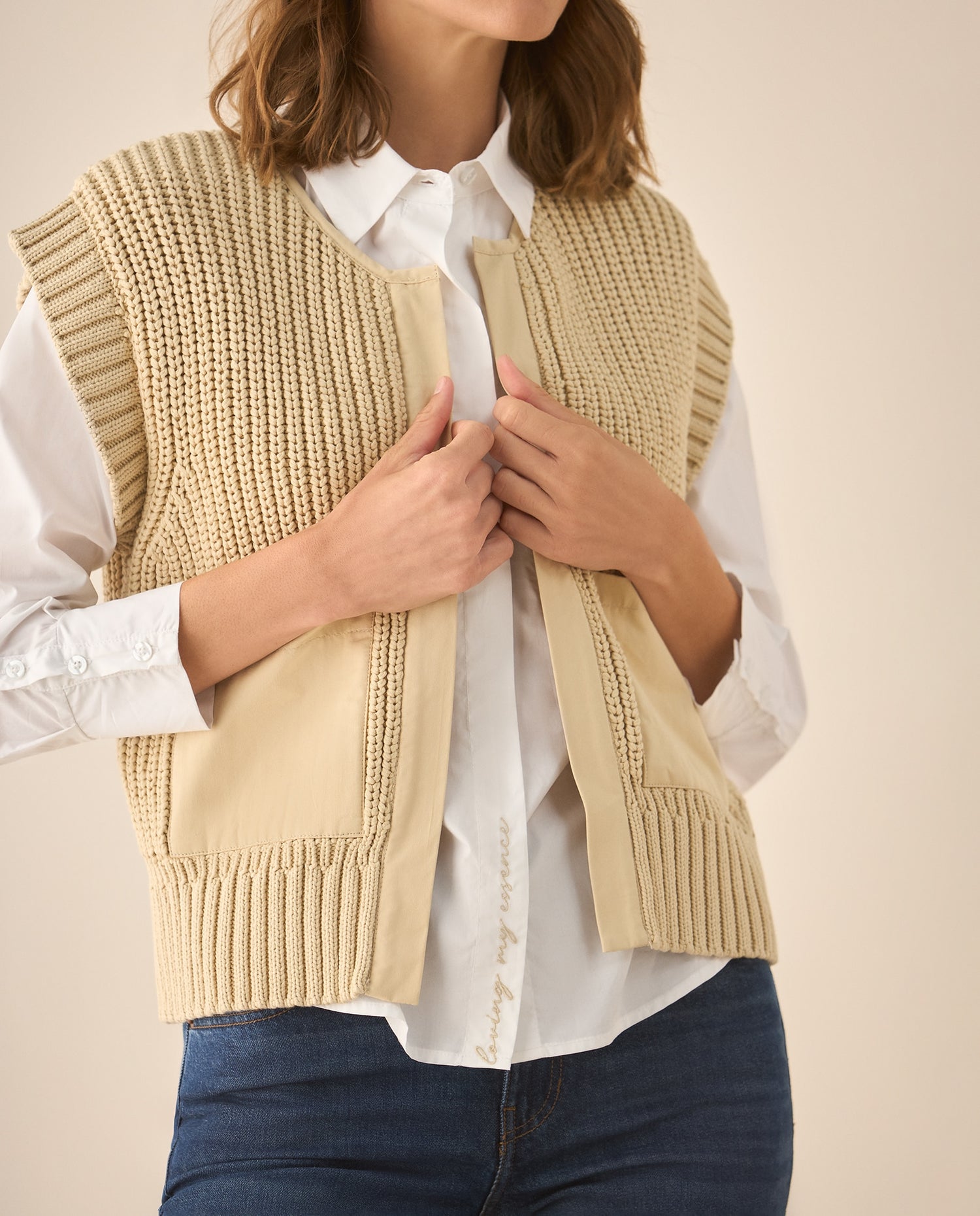 Chaleco tejido con bolsillos de frente para mujer  - Beige