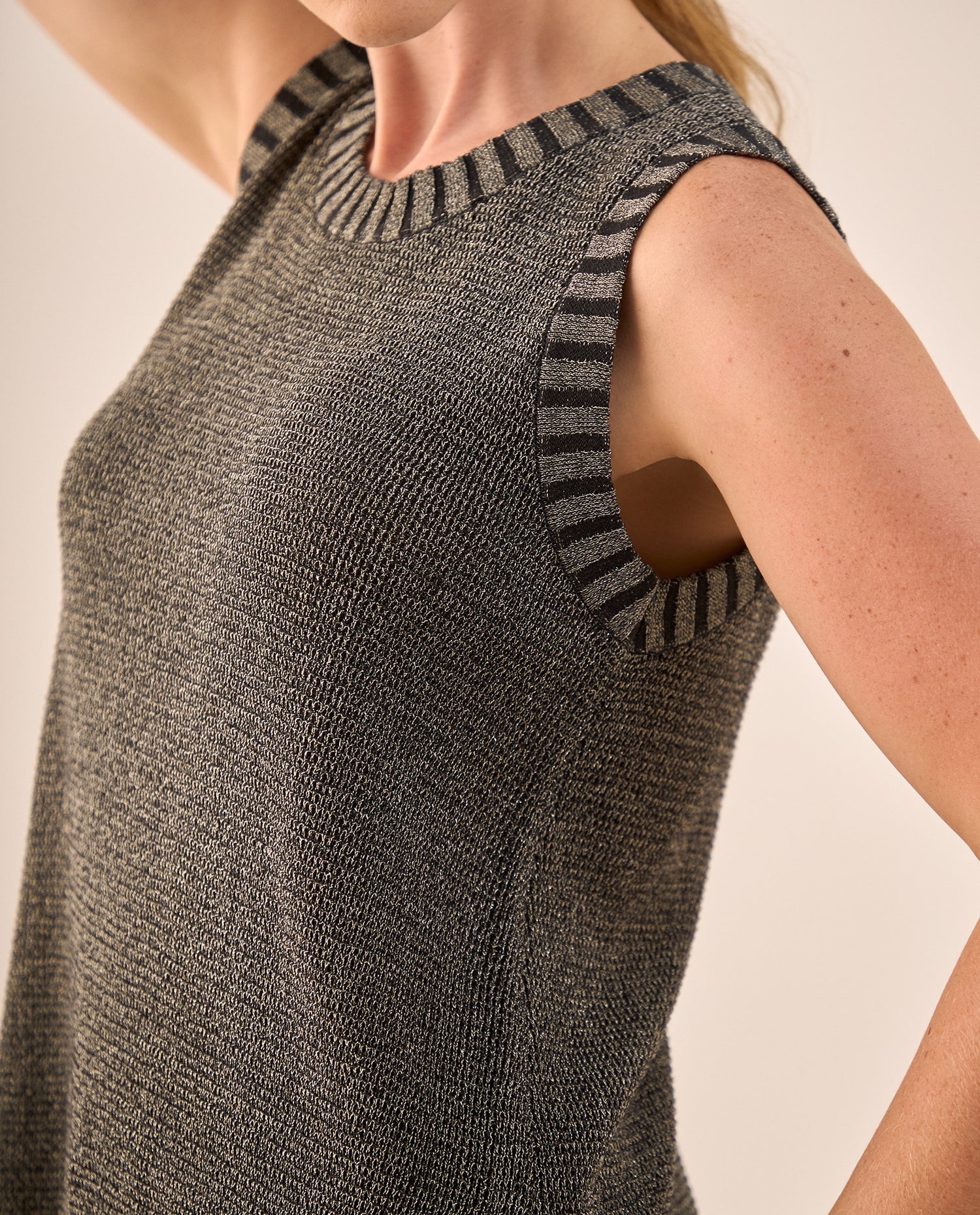 Blusa Tejida Sin Mangas con Acabados Acanalados - Negro
