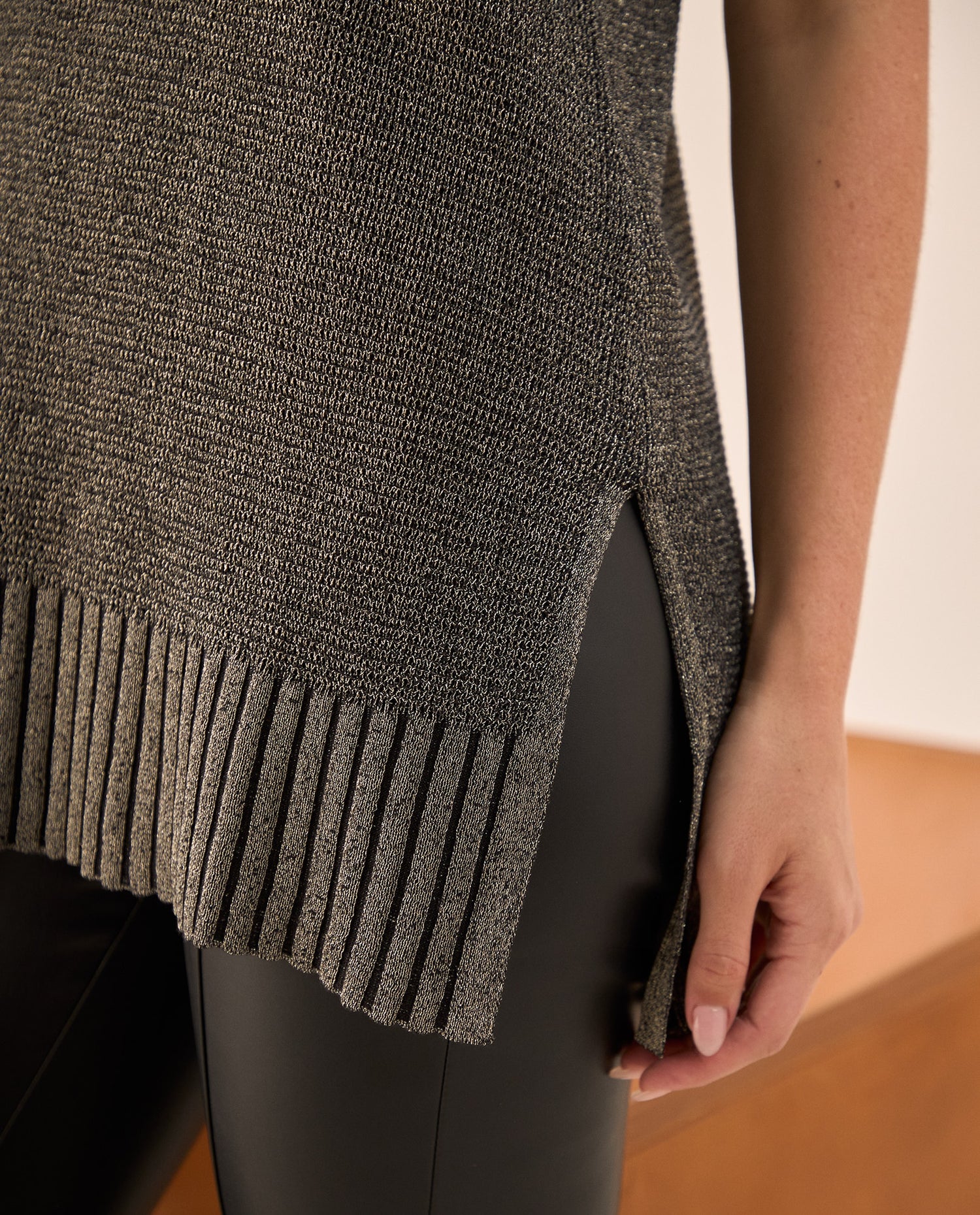 Blusa Tejida Sin Mangas con Acabados Acanalados - Negro