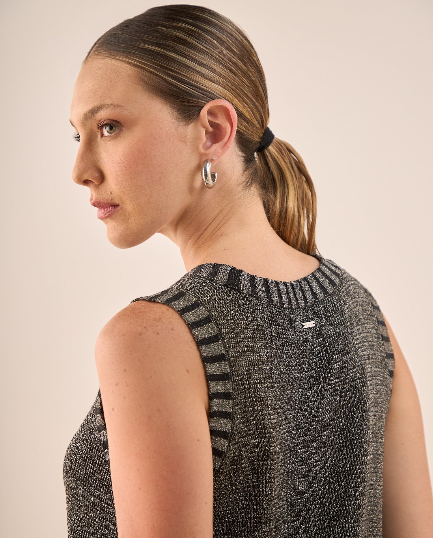 Blusa Tejida Sin Mangas con Acabados Acanalados - Negro