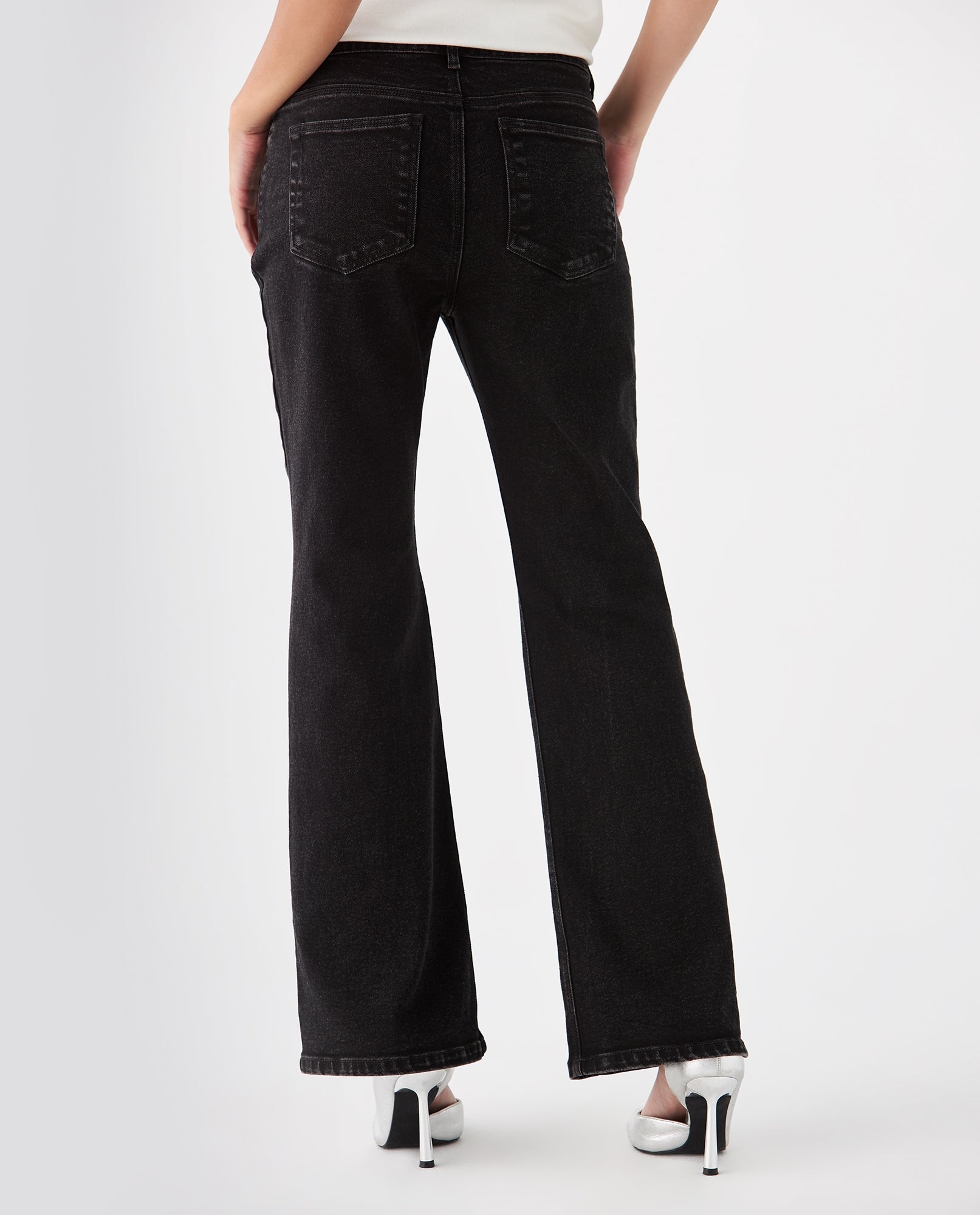 Jean Bootcut black denim para mujer - Negro 34_479F009_NEG193909_4