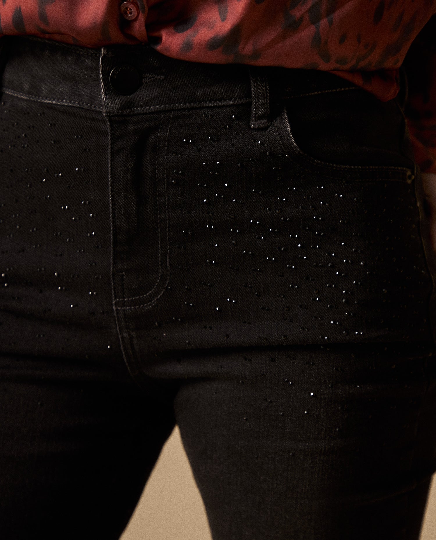 Jean Slim Negro con Detalles Brillantes - Negro