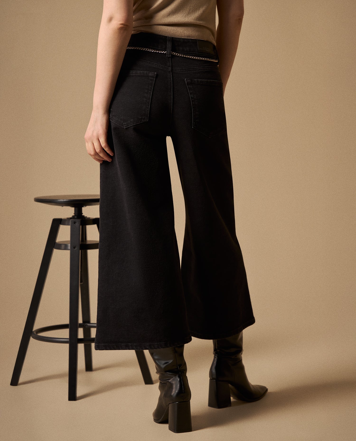 Jean Culotte Negro con Cadena Decorativa - Negro