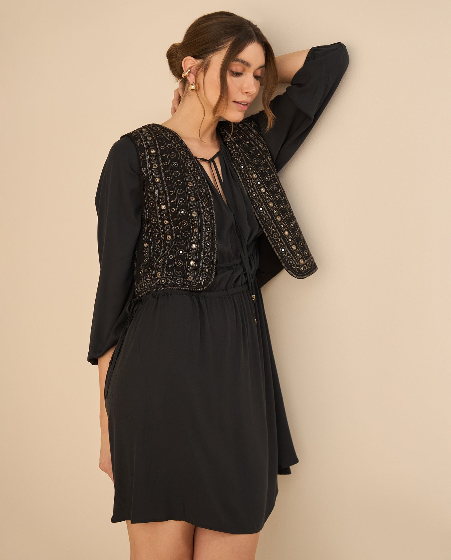 Vestido corto de tela fluida para mujer - Negro