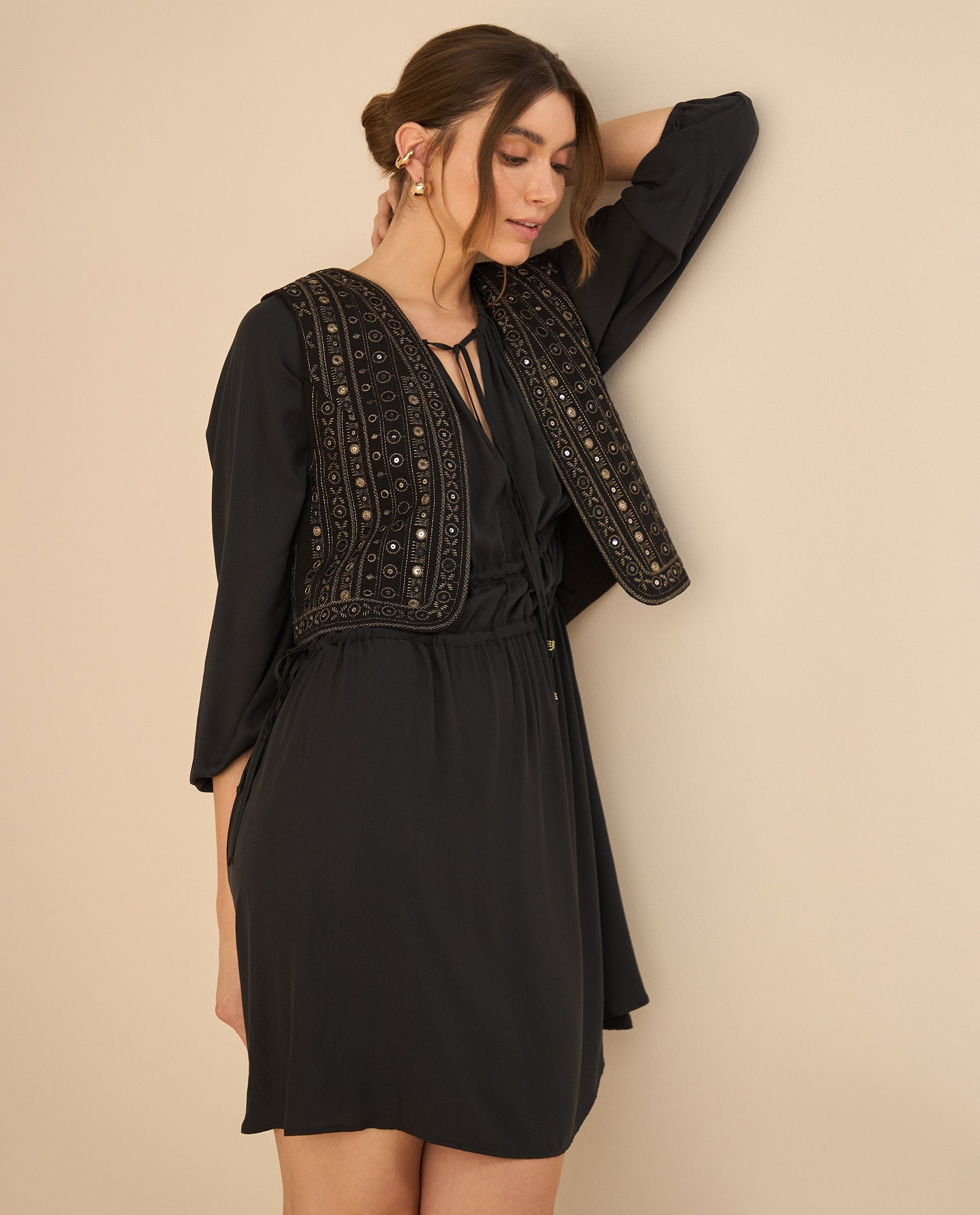 Vestido corto de tela fluida para mujer - Negro 34_492G000_NEG190303_0