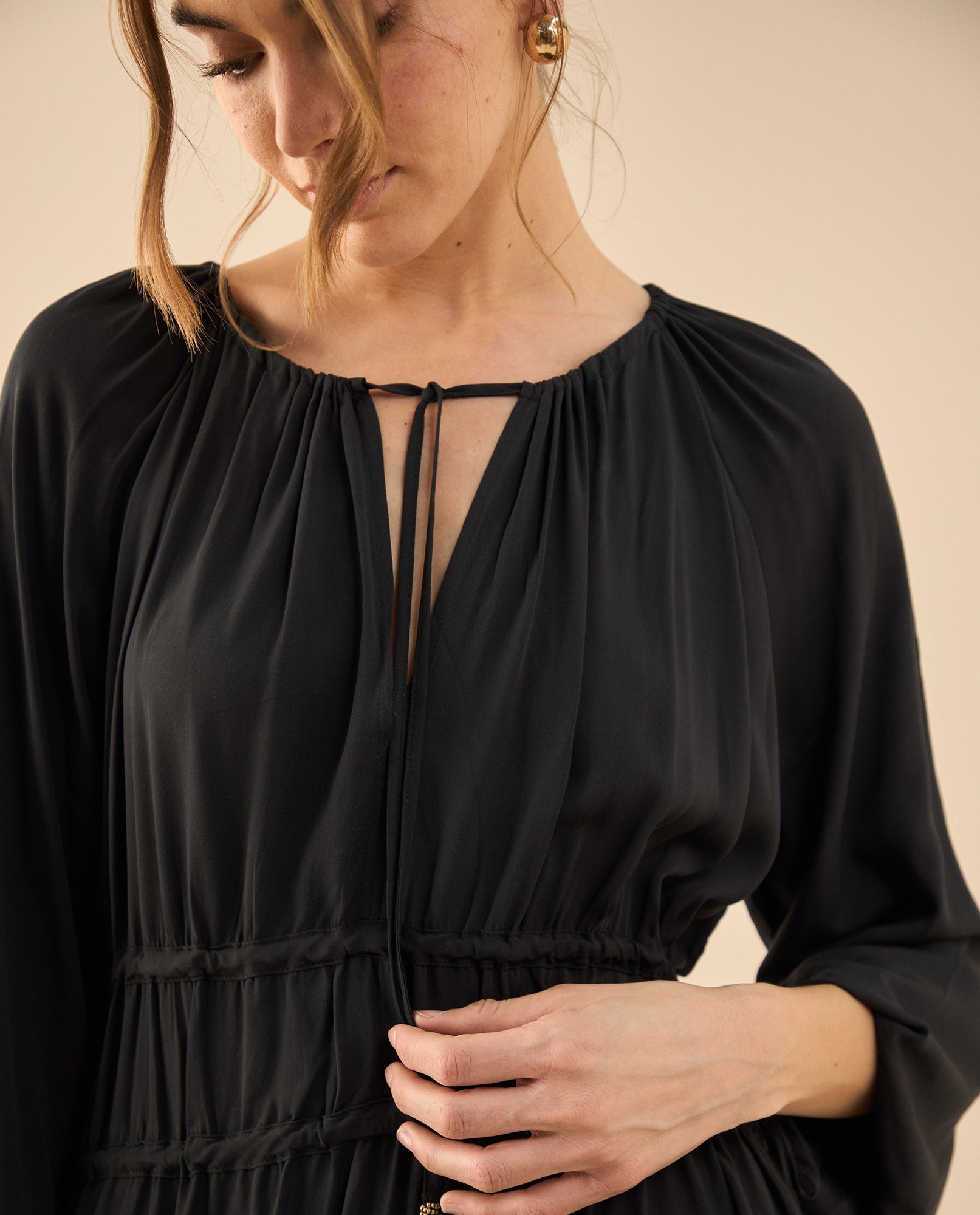Vestido corto de tela fluida para mujer - Negro 34_492G000_NEG190303_3