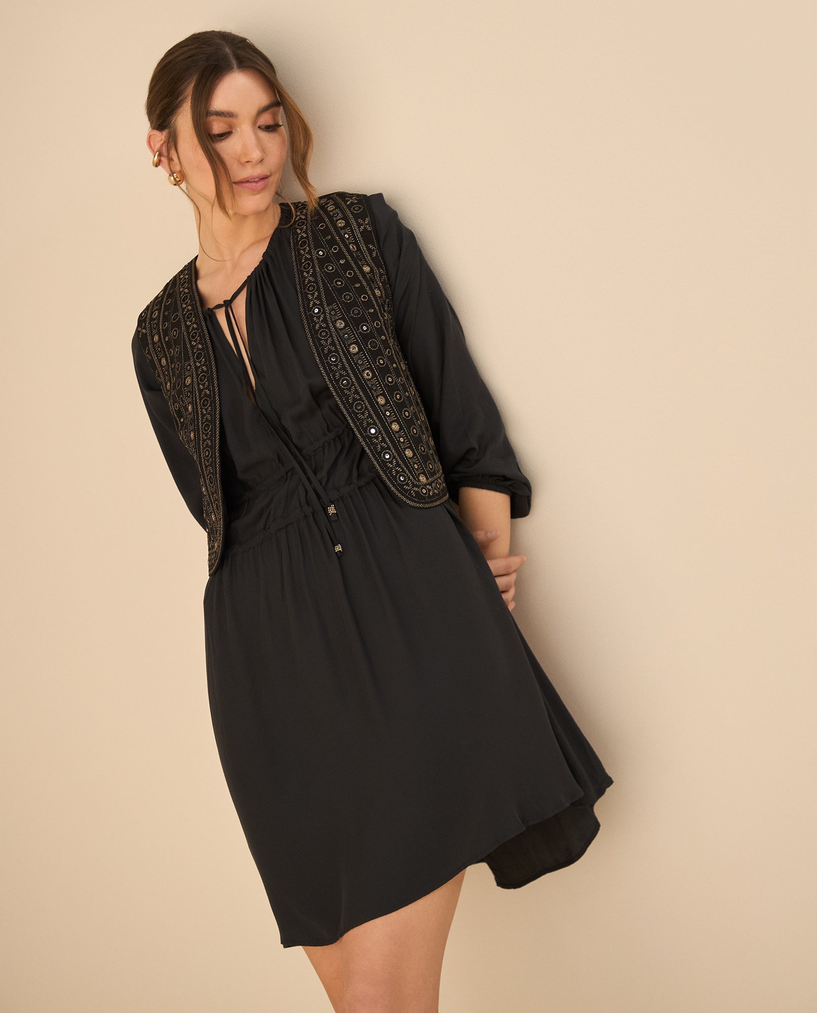 Vestido corto de tela fluida para mujer - Negro 34_492G000_NEG190303_5