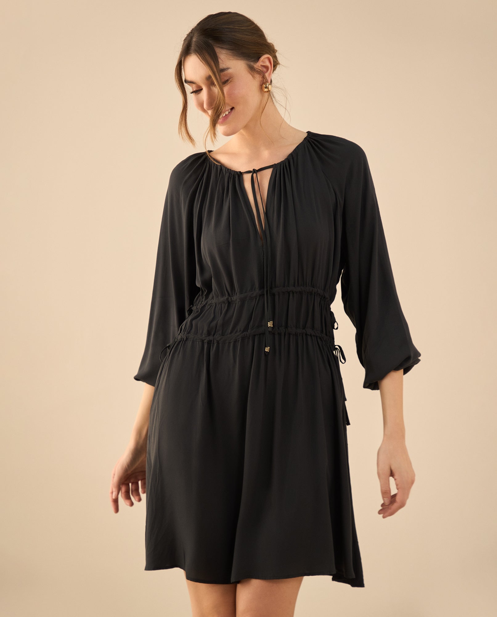 Vestido corto de tela fluida para mujer - Negro 34_492G000_NEG190303_6