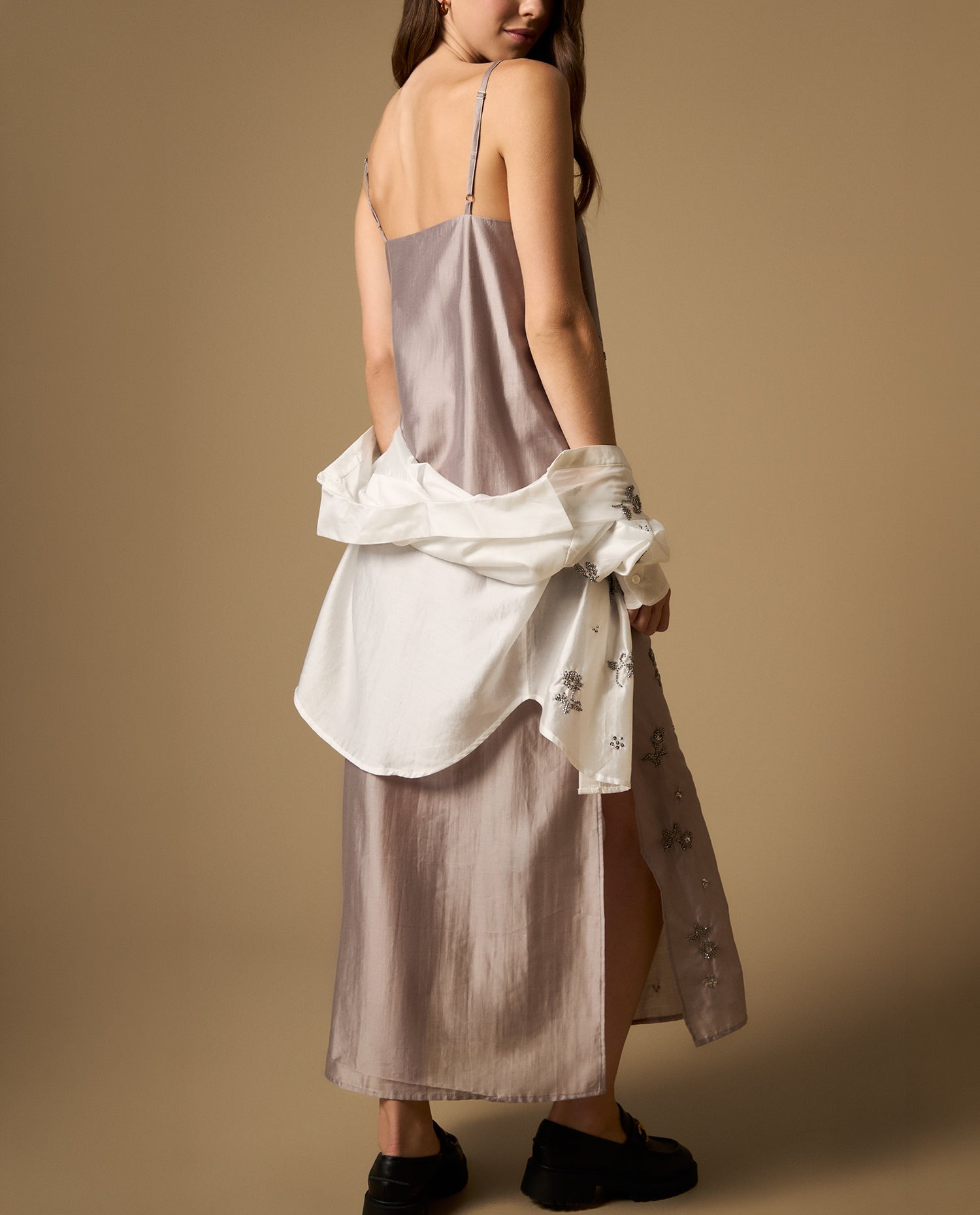 Vestido largo de tiras con bordado floral y escote en V - Gris