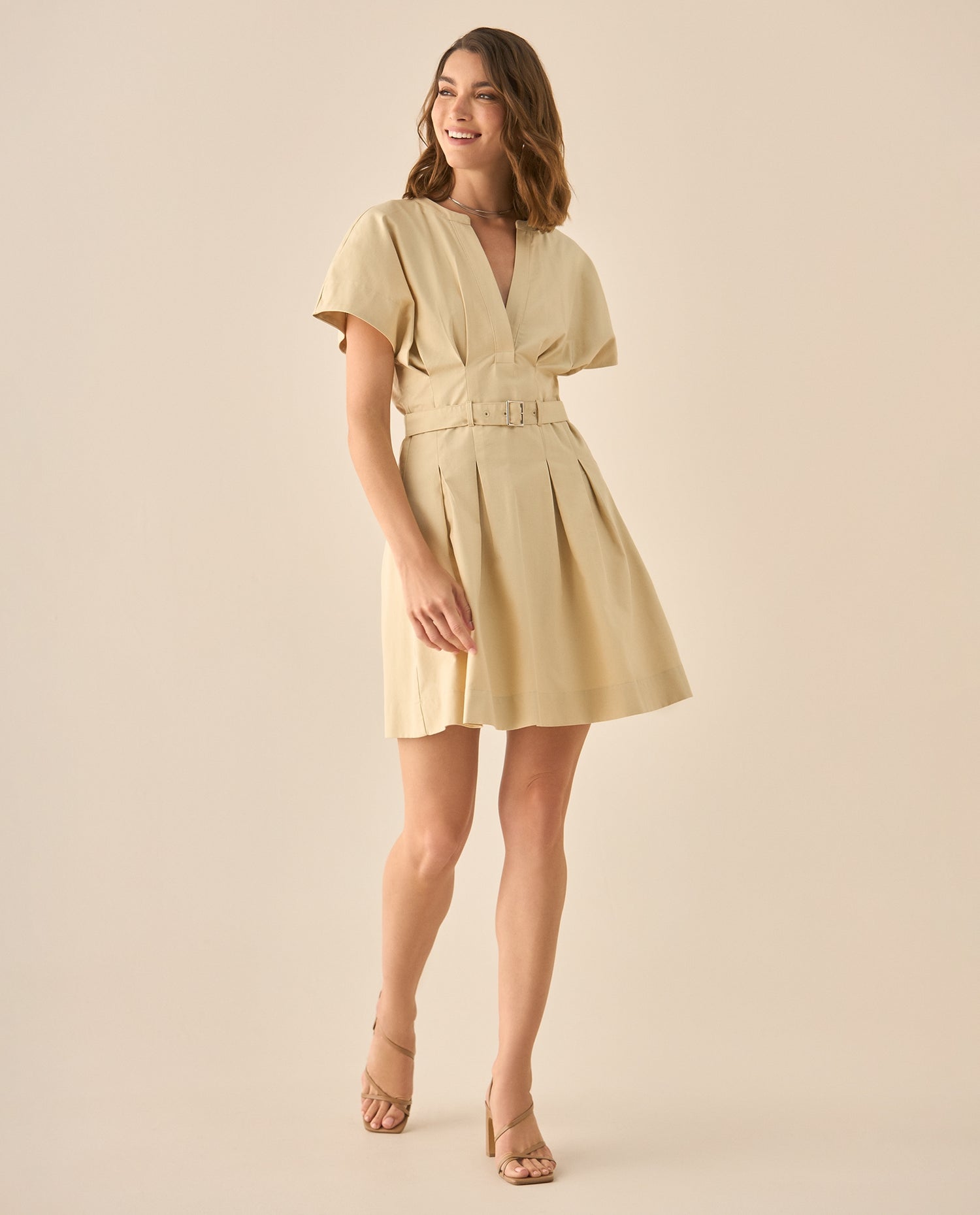 Vestido corto con tablas para mujer  - Beige