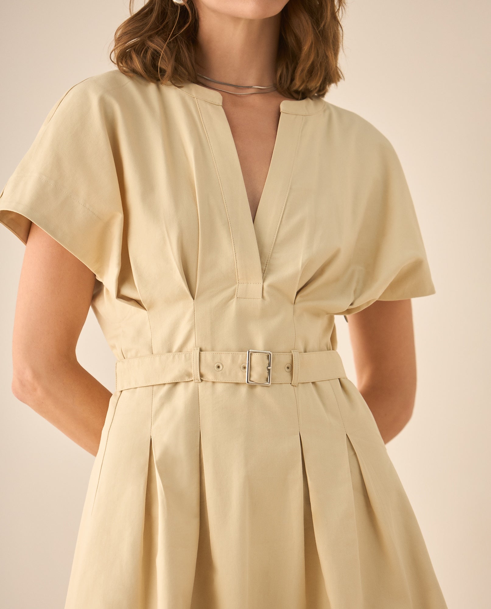 Vestido corto con tablas para mujer  - Beige 34_493G000_BEI131105_4