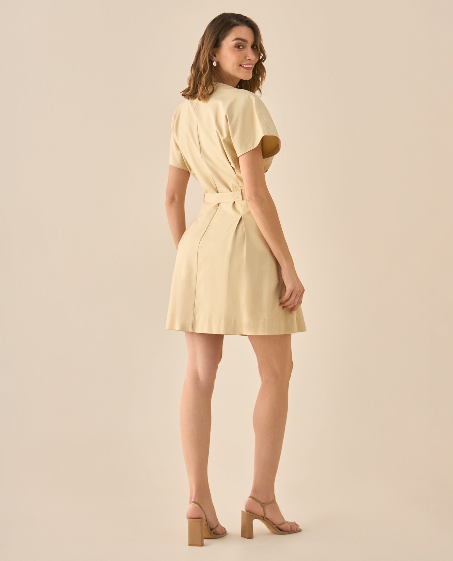 Vestido corto con tablas para mujer  - Beige