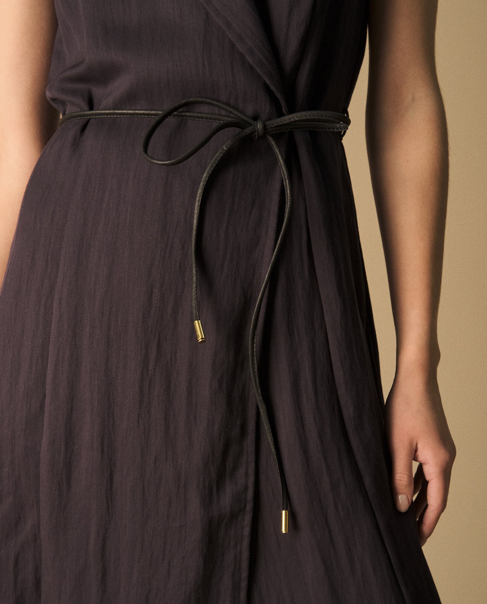 Vestido Wrap Azul Marino con Cinturón Dorado - Azul 34_499G002_AZU193924_5