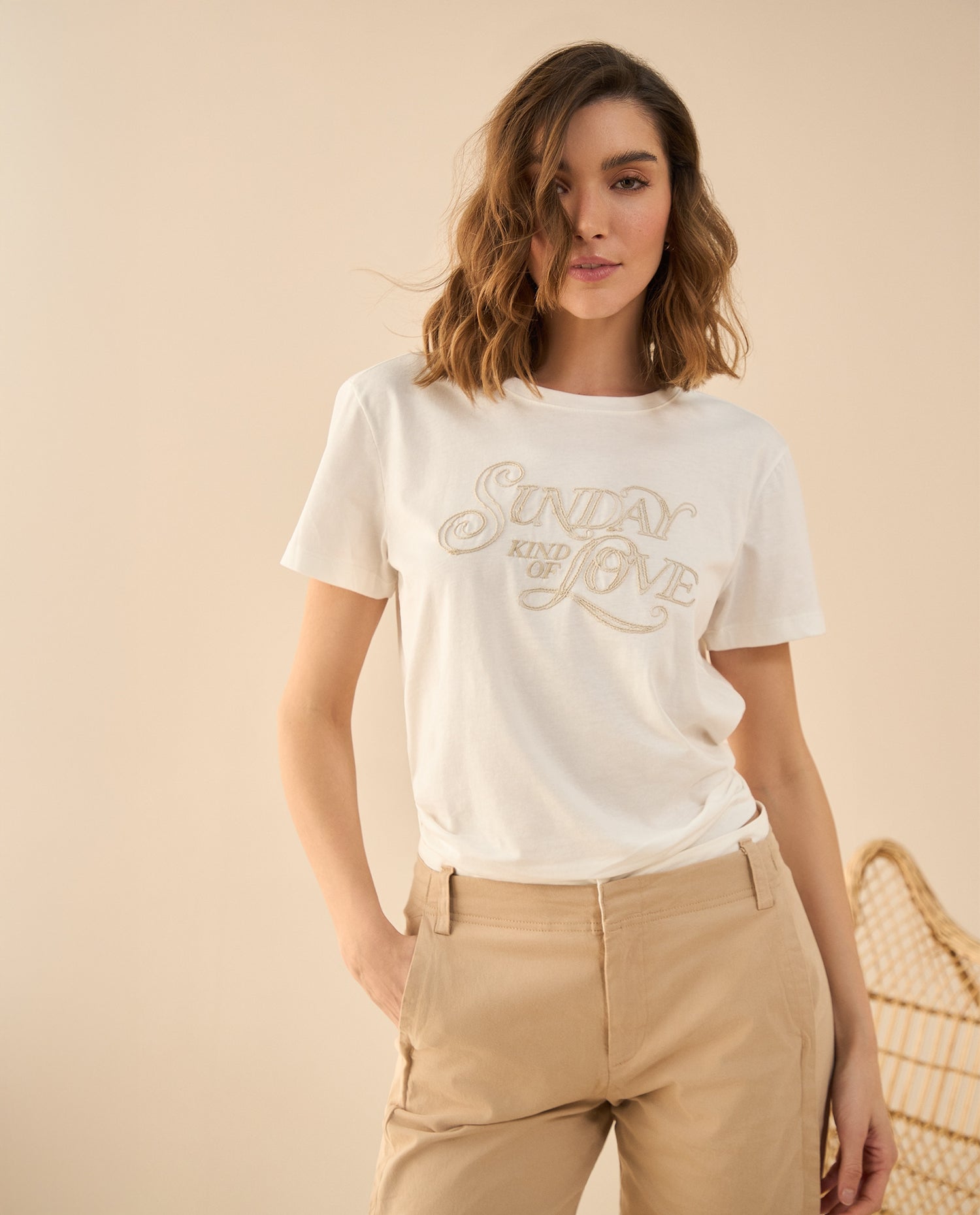 Camiseta con detalle bordado en frente para mujer - Crudo