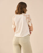 Camiseta con detalles desagujados para mujer - Beige