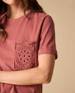 Camiseta manga corta con bolsillo bordado - Rosa