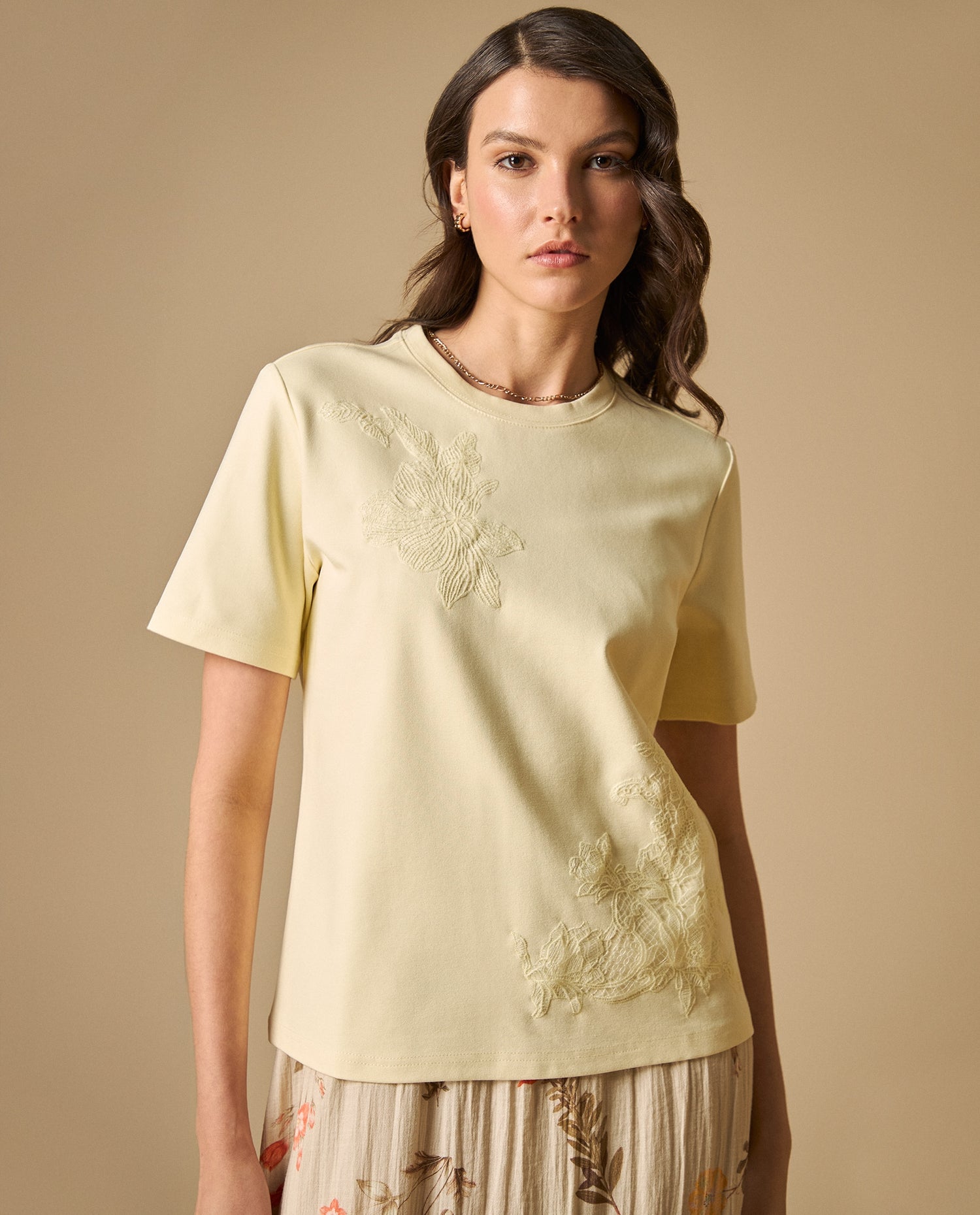 Camiseta con bordado floral manga corta - Amarillo
