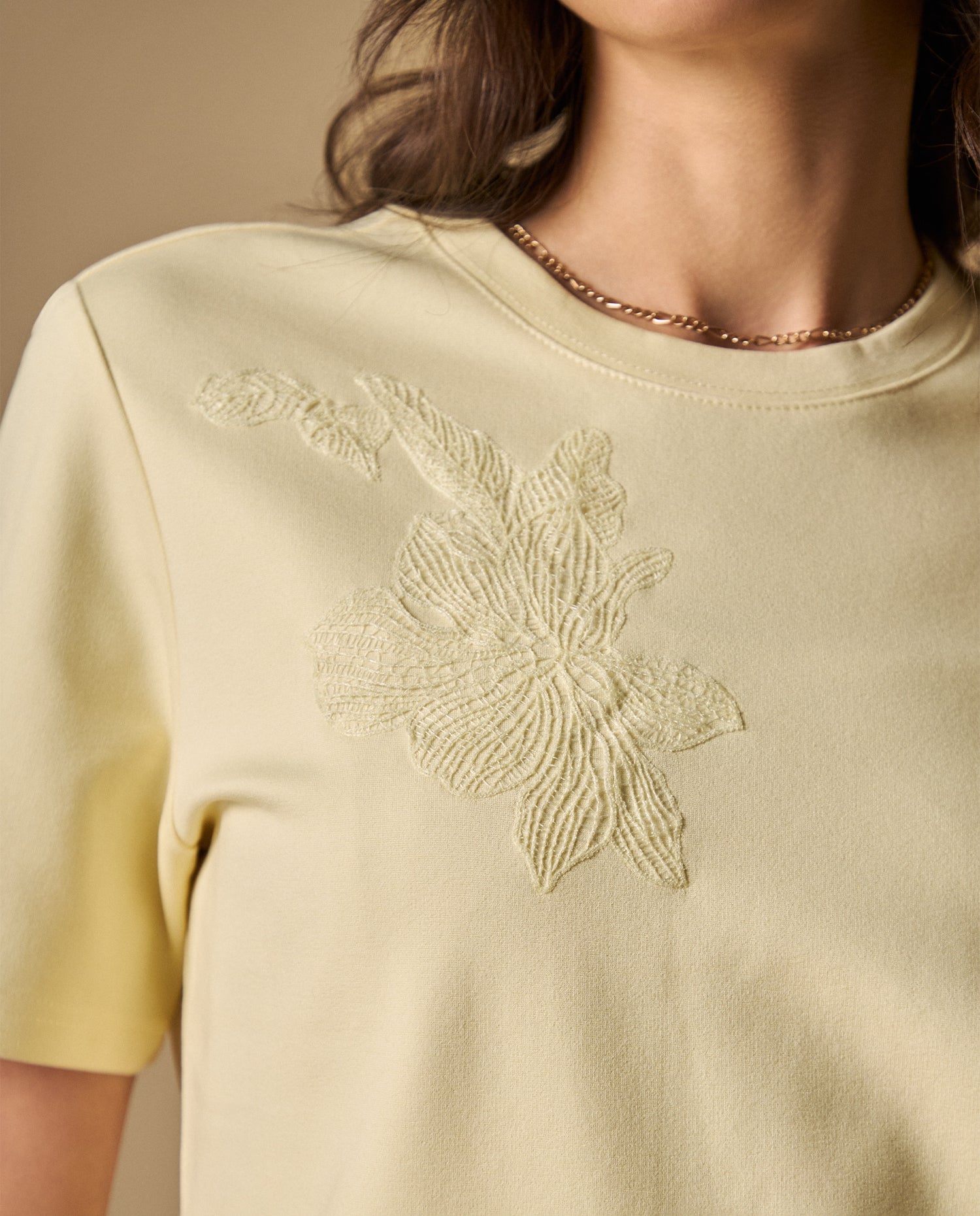 Camiseta con bordado floral manga corta - Amarillo