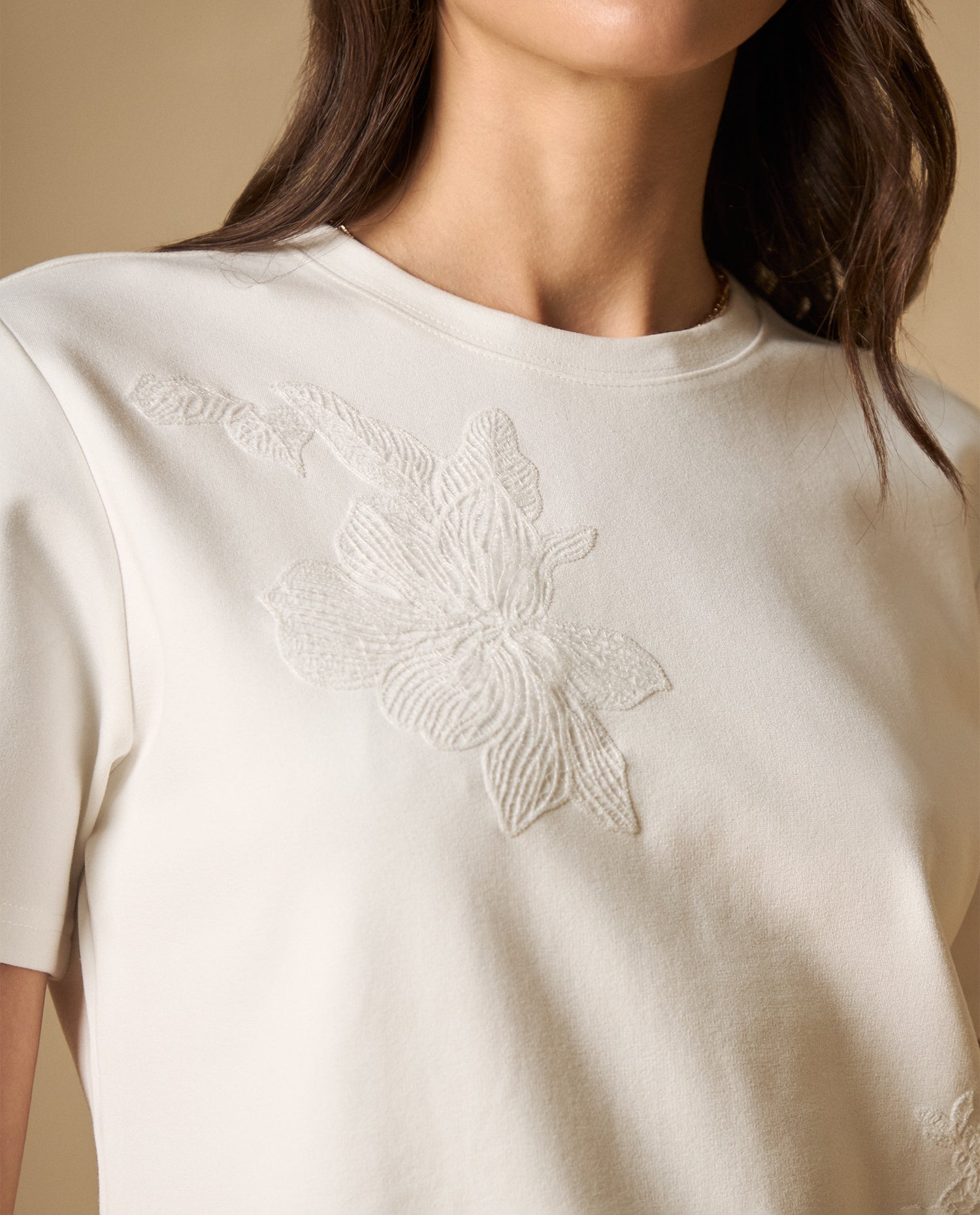 Camiseta con bordado floral manga corta - Crudo
